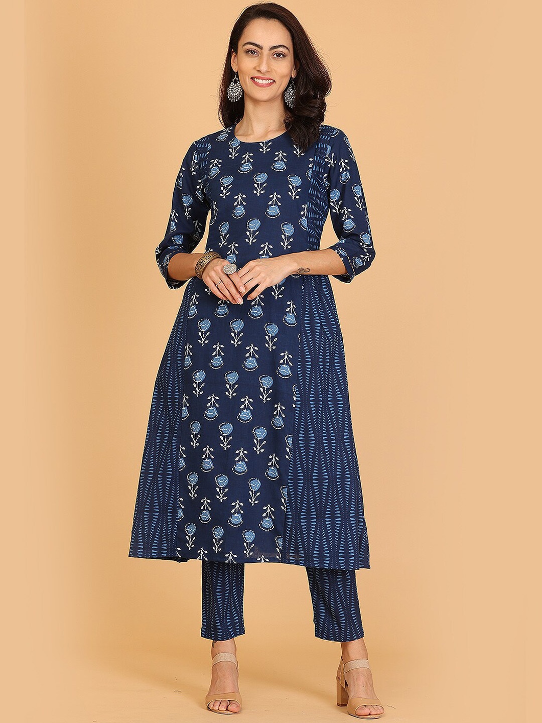 KAANCHIE NANGGIA Ethnic Motifs Printed Gathered Detail A-Line Kurta with Trousers, Blue
KAANCHIE NANGGIA Ethnic Motifs Printed Gathered Detail A-Line Kurta with Trousers, Blue