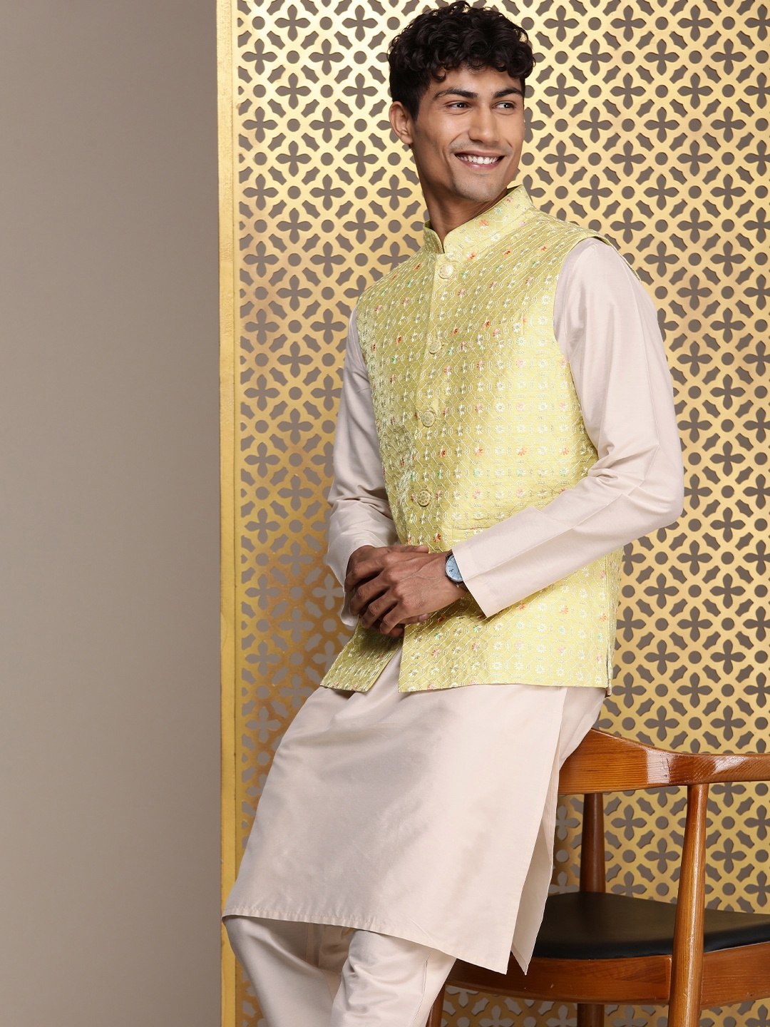House of Pataudi Solid Regular Jashn Kurta with Trousers & Sequinned Nehru Jacket, Beige
House of Pataudi Solid Regular Jashn Kurta with Trousers & Sequinned Nehru Jacket, Beige