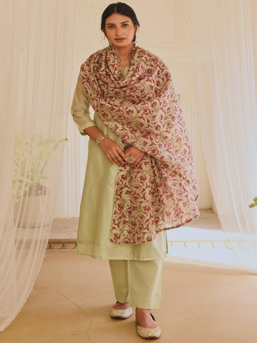 KARAJ JAIPUR Ethnic Motifs Embroidered Gotta Patti Kurta with Trousers & Dupatta, Green
KARAJ JAIPUR Ethnic Motifs Embroidered Gotta Patti Kurta with Trousers & Dupatta, Green