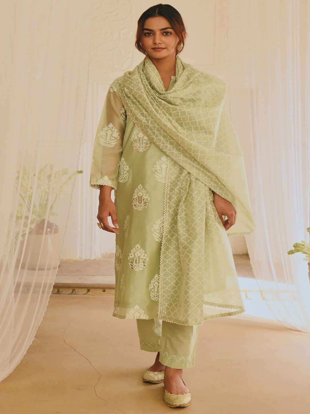 KARAJ JAIPUR Ethnic Motifs Embroidered Gotta Patti Kurta with Trousers & Dupatta, Green
KARAJ JAIPUR Ethnic Motifs Embroidered Gotta Patti Kurta with Trousers & Dupatta, Green