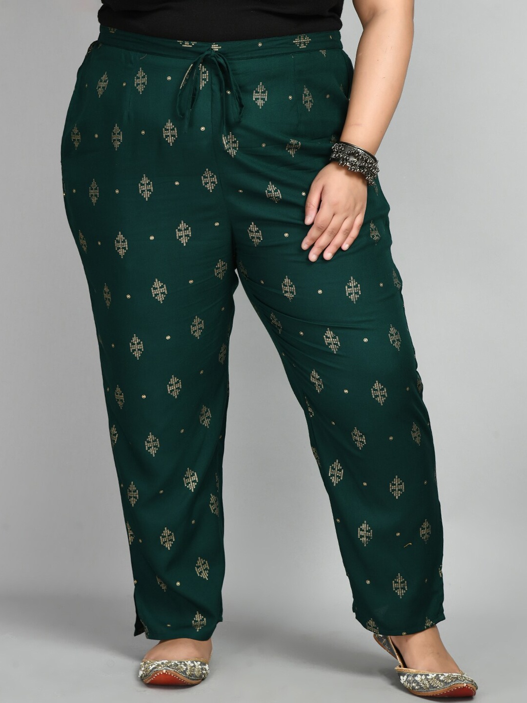 PrettyPlus by Desinoor.com Women Plus Size Floral Printed Relaxed Straight Leg Trousers, Green
PrettyPlus by Desinoor.com Women Plus Size Floral Printed Relaxed Straight Leg Trousers, Green