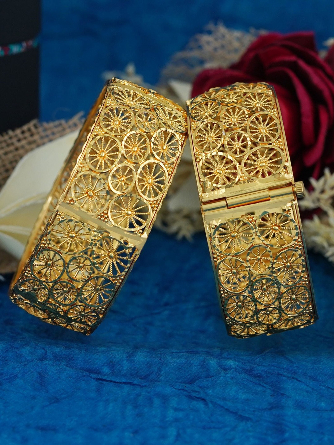 MANSIYAORANGE Set Of 2 Gold-Plated 3D Floral Work Anti Clockwise Screw Openable Bangles
MANSIYAORANGE Set Of 2 Gold-Plated 3D Floral Work Anti Clockwise Screw Openable Bangles
