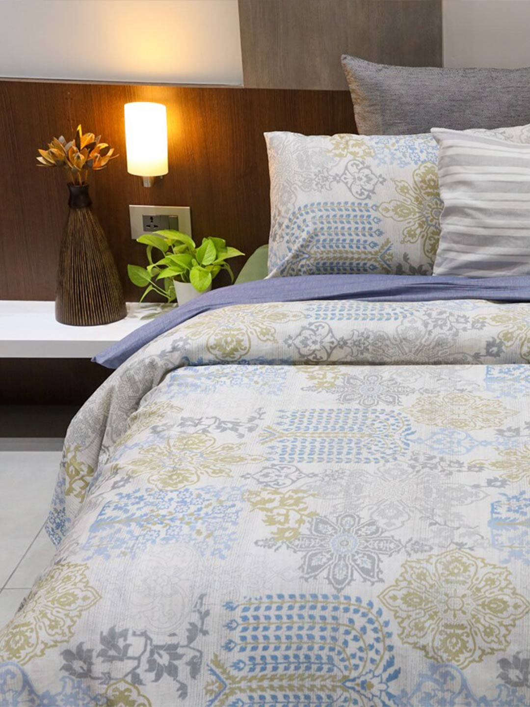 BLUE DAHLIA Blue & White Floral Pure Cotton 250 TC King Bedsheet With 2 Pillow Covers
BLUE DAHLIA Blue & White Floral Pure Cotton 250 TC King Bedsheet With 2 Pillow Covers