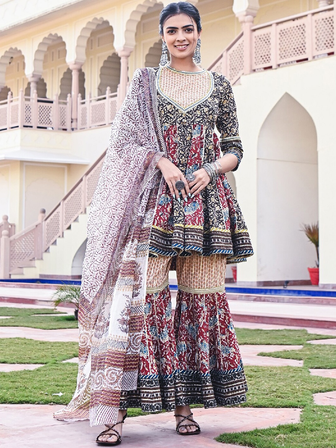 EverBloom Floral Printed Panelled Sequinned Pure Cotton Kurti with Sharara & Dupatta, Brown
EverBloom Floral Printed Panelled Sequinned Pure Cotton Kurti with Sharara & Dupatta, Brown
