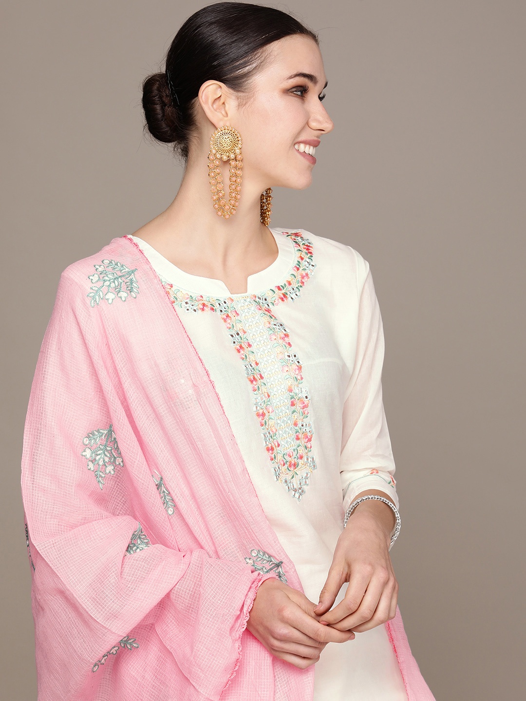 Anouk Women White Floral Embroidered Regular Thread Work Kurta with Trousers & With Dupatta
Anouk Women White Floral Embroidered Regular Thread Work Kurta with Trousers & With Dupatta