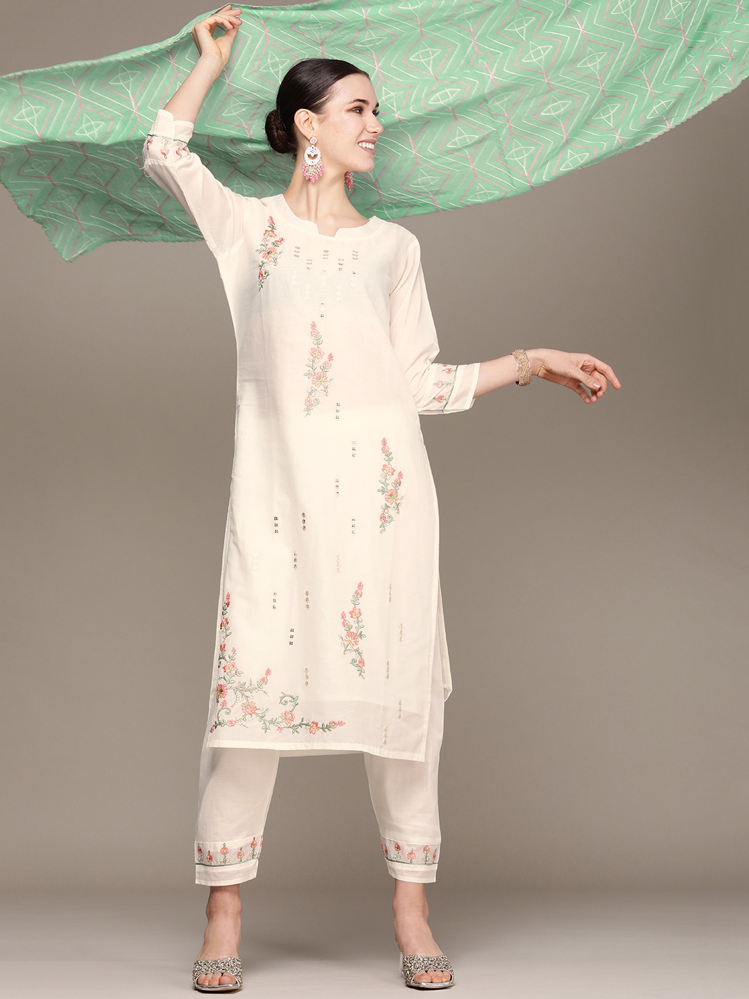 Anouk Women White Floral Embroidered Regular Thread Work Kurta with Trousers & With Dupatta
Anouk Women White Floral Embroidered Regular Thread Work Kurta with Trousers & With Dupatta