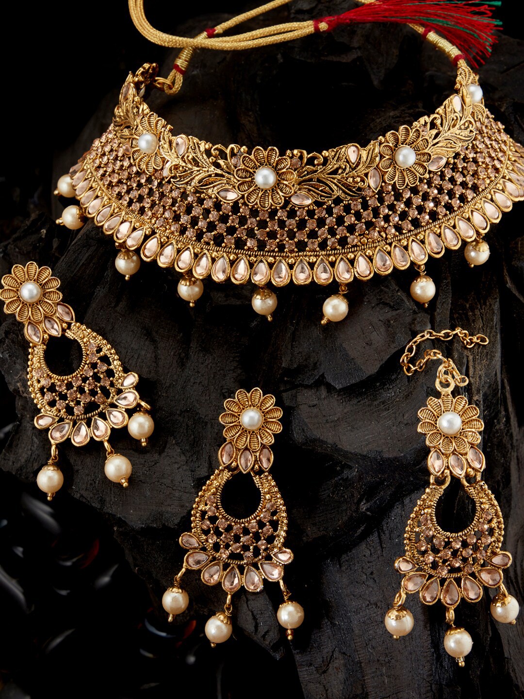 Sukkhi Gold-Plated Kundan-Studded Necklace and Earrings With Maang Tika Jewellery Set
Sukkhi Gold-Plated Kundan-Studded Necklace and Earrings With Maang Tika Jewellery Set