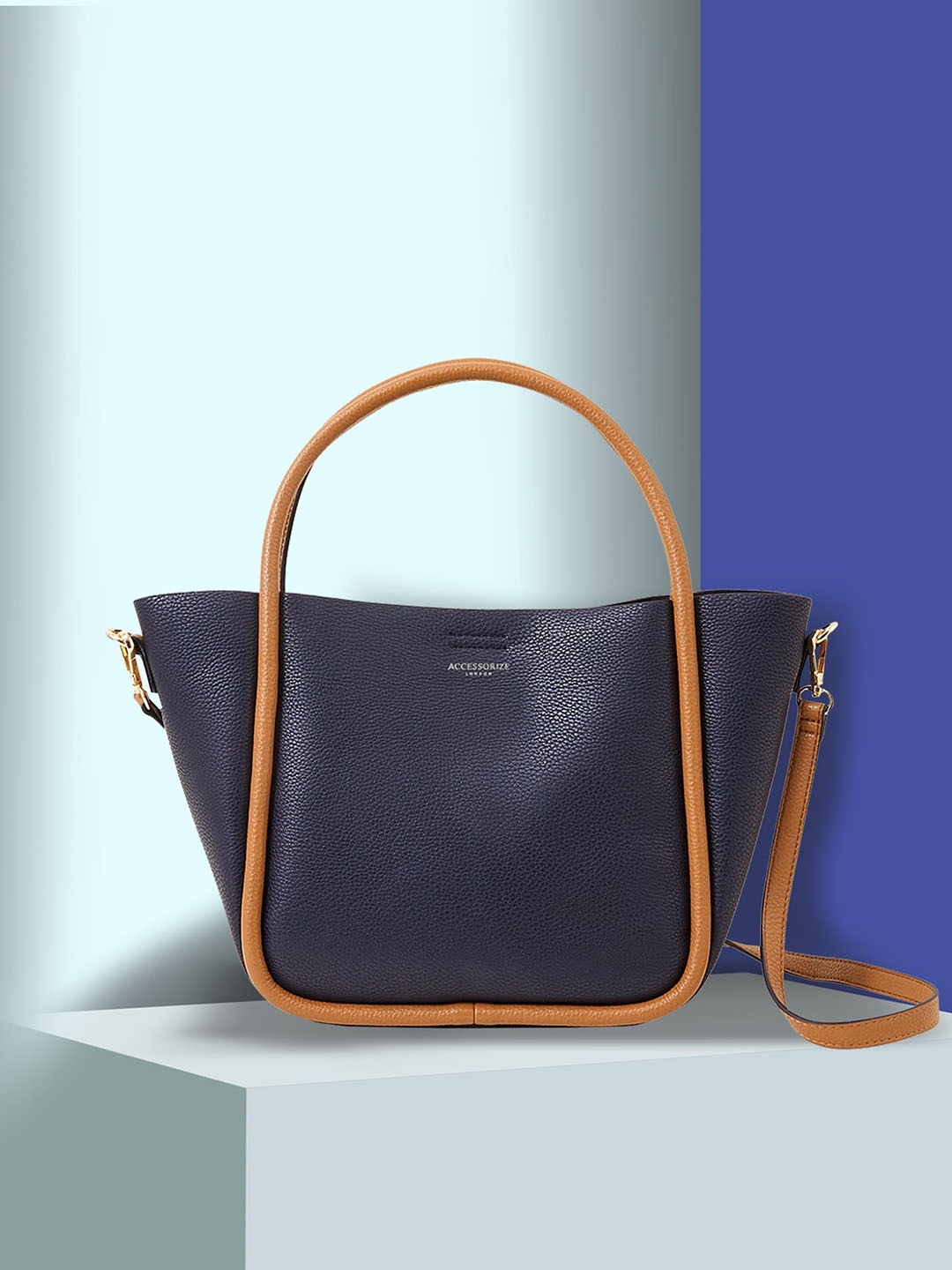 Accessorize London Women's Faux Leather Contrast Colour Piped Handheld Bag, Navy blue
Accessorize London Women's Faux Leather Contrast Colour Piped Handheld Bag, Navy blue