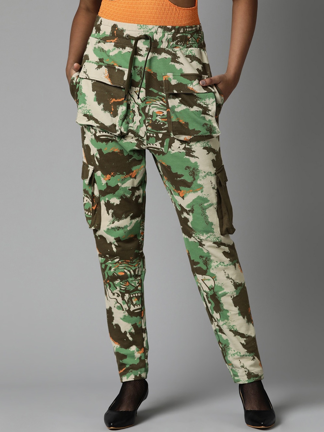 Breakbounce Women Olive Green & Beige Relaxed Camouflage Printed Plain Cotton Cargos
Breakbounce Women Olive Green & Beige Relaxed Camouflage Printed Plain Cotton Cargos