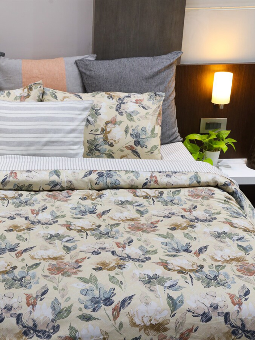 BLUE DAHLIA Cream-Coloured Floral 250 TC Pure Cotton King Bedsheet & 2 Pillow Covers
BLUE DAHLIA Cream-Coloured Floral 250 TC Pure Cotton King Bedsheet & 2 Pillow Covers