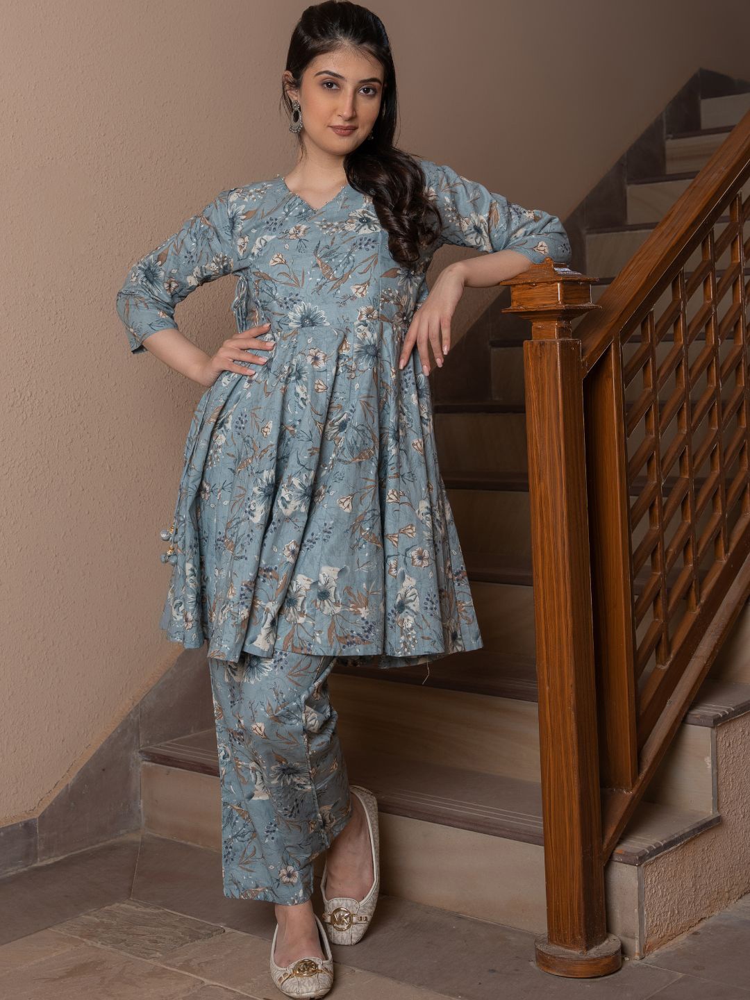 HOUSE OF JAMOTI Floral Printed Angrakha A-Line Pure Cotton Kurti with Trousers, Grey
HOUSE OF JAMOTI Floral Printed Angrakha A-Line Pure Cotton Kurti with Trousers, Grey