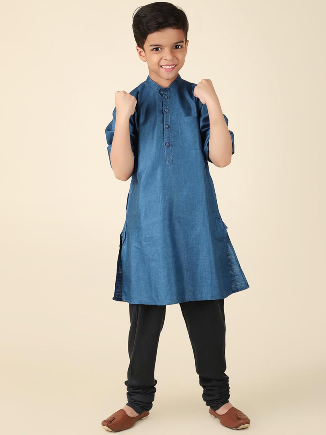 Fabindia Boys Blue Colourblocked Keyhole Neck Cold-Shoulder Sleeves Thread Work Anarkali Kurta, Navy blue
Fabindia Boys Blue Colourblocked Keyhole Neck Cold-Shoulder Sleeves Thread Work Anarkali Kurta, Navy blue