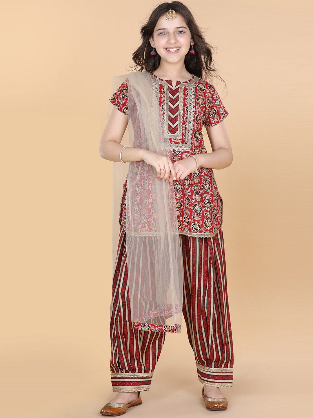 Aj DEZInES Girls Ethnic Motifs Printed Gotta Patti Pure Cotton Kurti with Salwar & Dupatta, Red
Aj DEZInES Girls Ethnic Motifs Printed Gotta Patti Pure Cotton Kurti with Salwar & Dupatta, Red