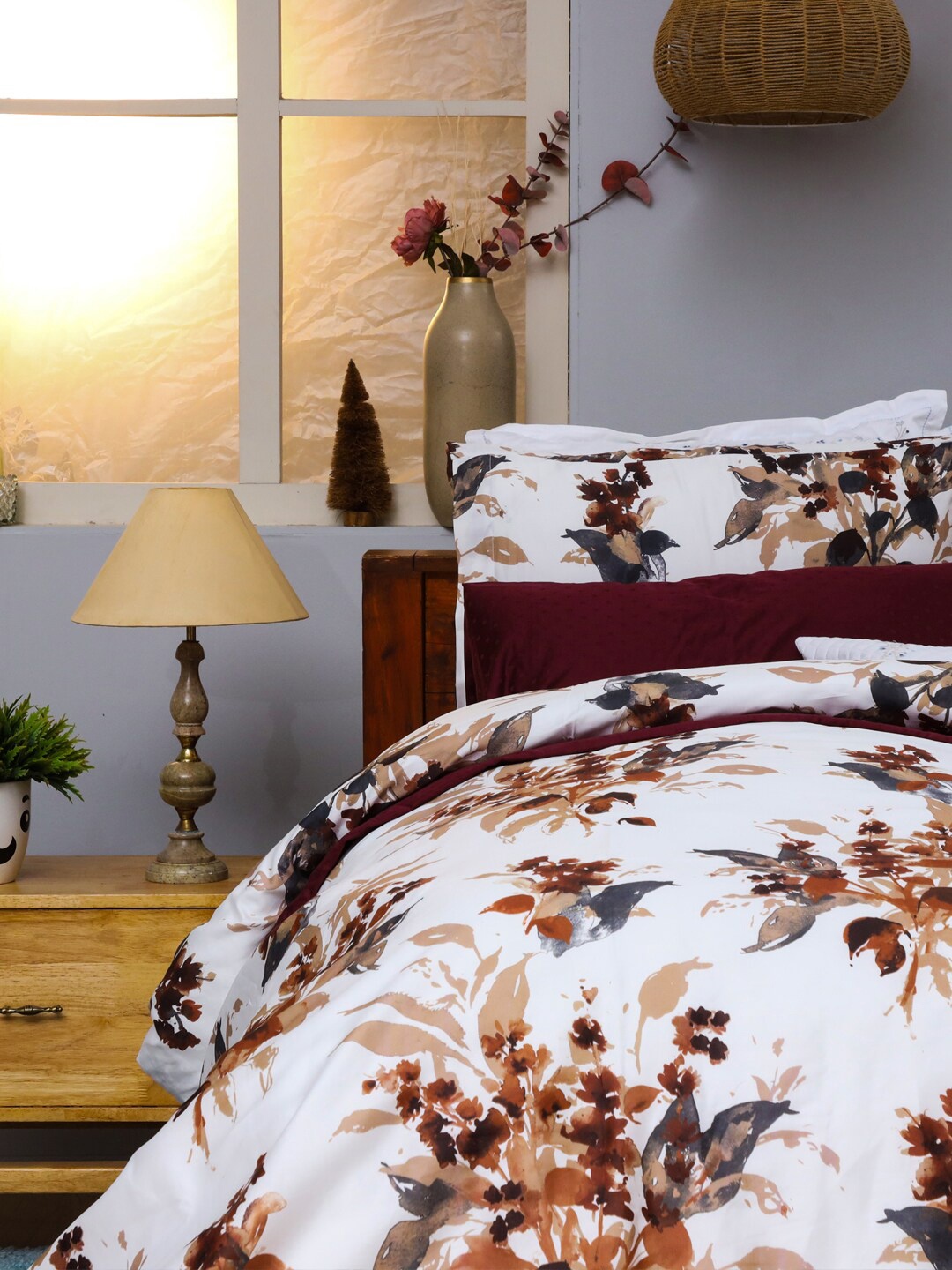 BLUE DAHLIA Vibrant White Floral 250 TC Cotton Fitted King Bedsheet & 2 Pillow Covers
BLUE DAHLIA Vibrant White Floral 250 TC Cotton Fitted King Bedsheet & 2 Pillow Covers