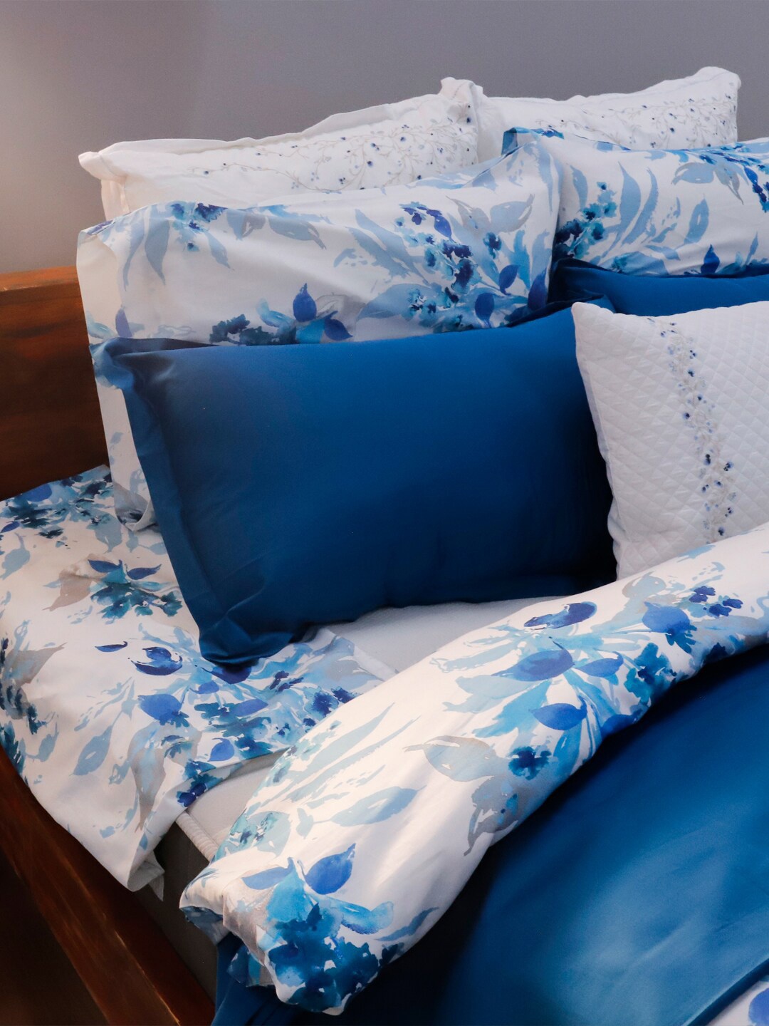 BLUE DAHLIA Vibrant Blue Floral 250 TC Cotton Fitted King Bedsheet With 2 Pillow Covers
BLUE DAHLIA Vibrant Blue Floral 250 TC Cotton Fitted King Bedsheet With 2 Pillow Covers