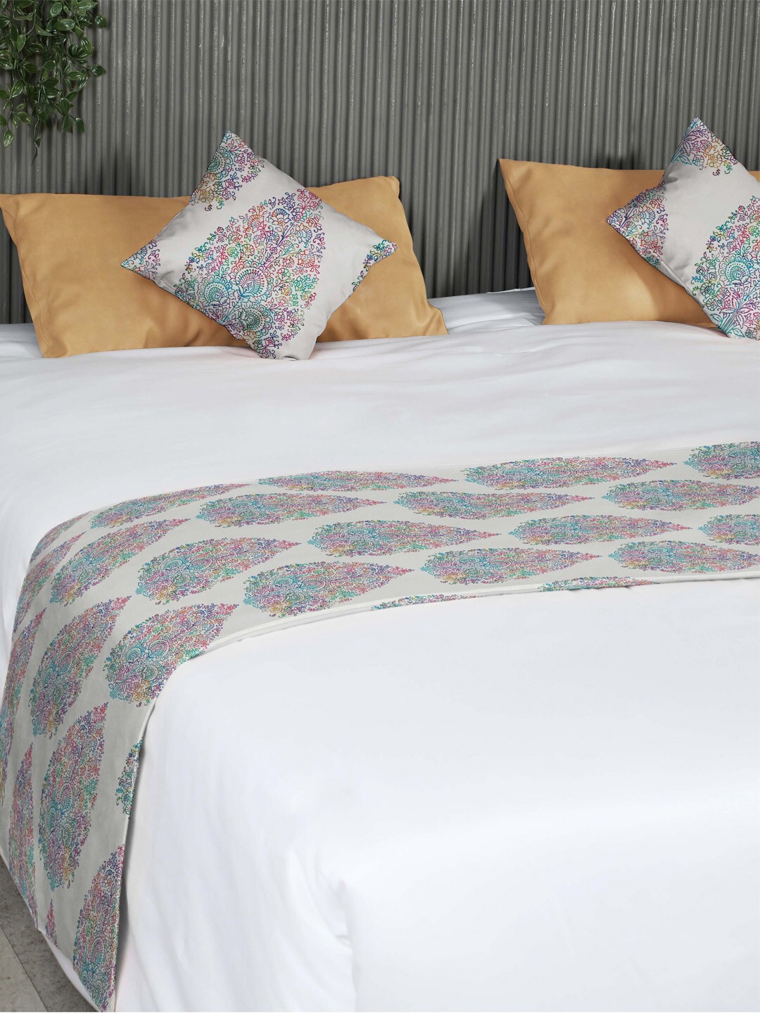 SPACES Butta Majesty White & Blue Reversible King & Queen Bed Runner & 2 Cushion Covers
SPACES Butta Majesty White & Blue Reversible King & Queen Bed Runner & 2 Cushion Covers