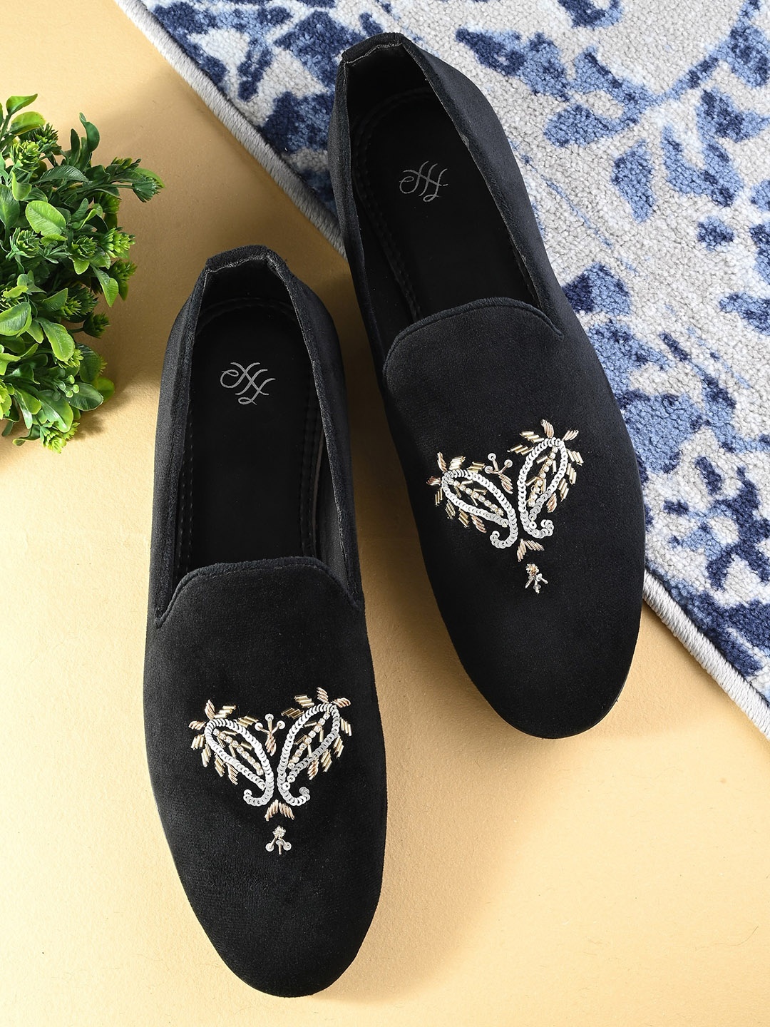 House of Pataudi Men Embellished Embroidered Lightweight Comfort Insole Basics Mojaris, Black
House of Pataudi Men Embellished Embroidered Lightweight Comfort Insole Basics Mojaris, Black