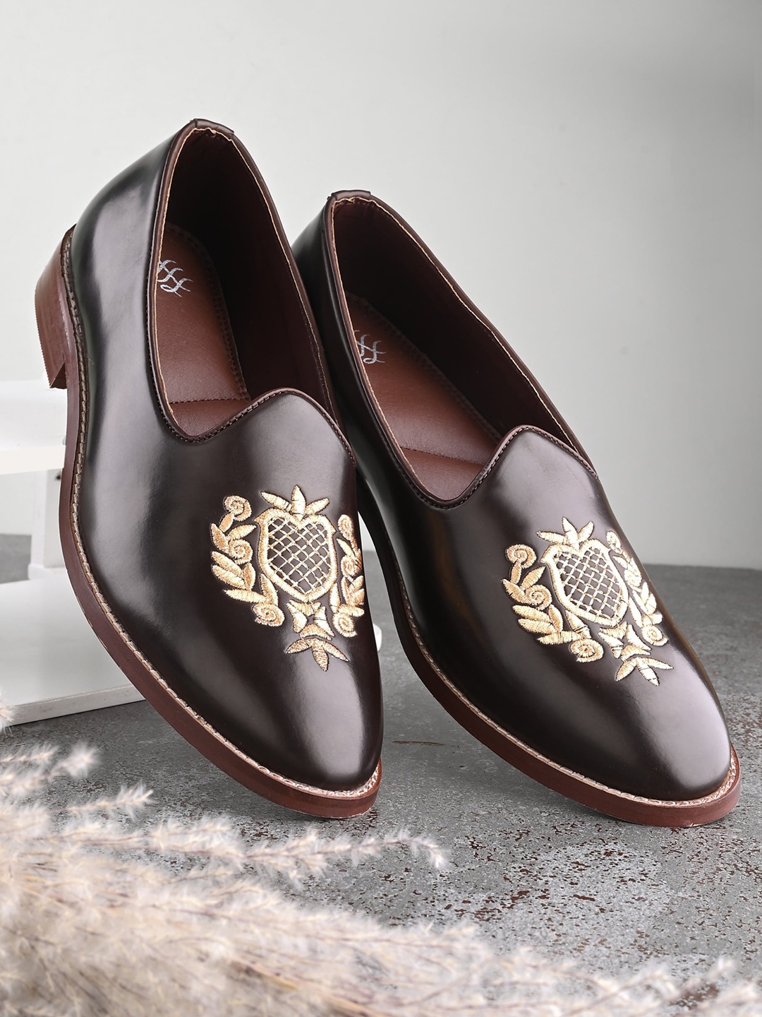 House of Pataudi Men Embellished Embroidered Lightweight Comfort Insole Basics Mojaris, Brown
House of Pataudi Men Embellished Embroidered Lightweight Comfort Insole Basics Mojaris, Brown