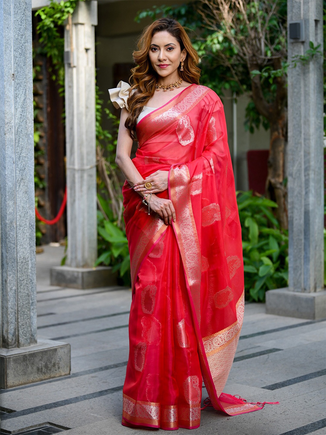 BEATITUDE Paisley Woven Design Zari Organza Saree, Red