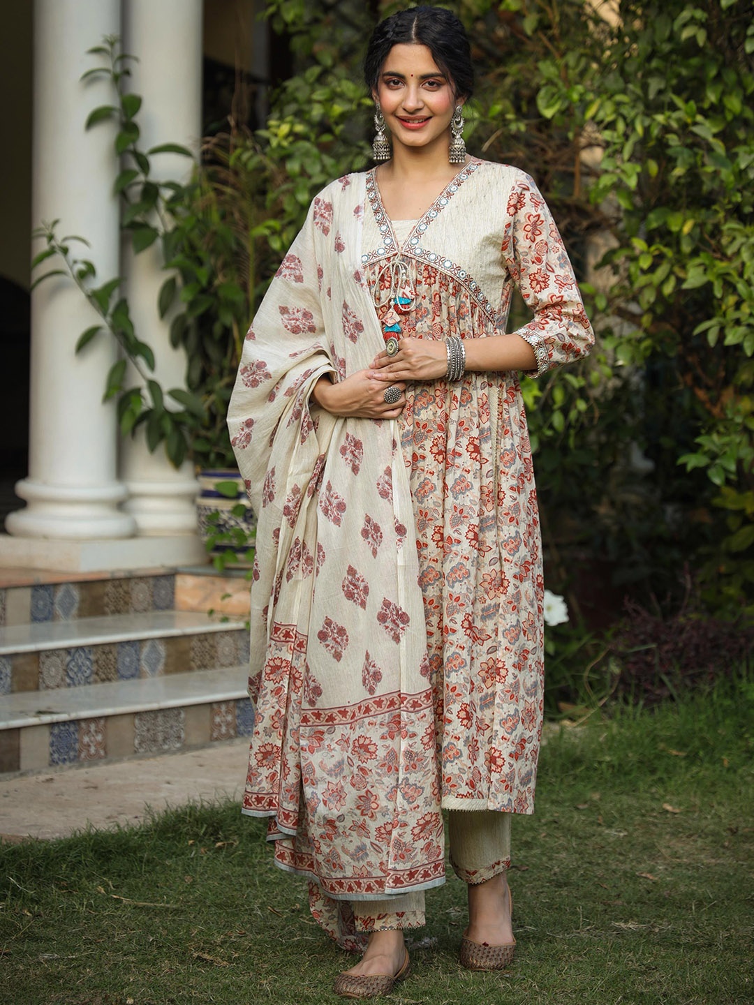 SCAKHI Floral Printed Empire Mirror Work Pure Cotton Kurta With Trousers & Dupatta, Beige
SCAKHI Floral Printed Empire Mirror Work Pure Cotton Kurta With Trousers & Dupatta, Beige