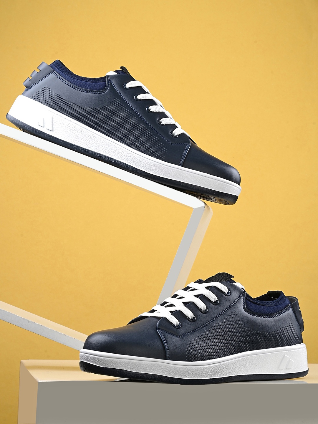 The Roadster Lifestyle Co.Men Navy Blue Lightweight Comfort Insole Contrast Sole Sneakers
The Roadster Lifestyle Co.Men Navy Blue Lightweight Comfort Insole Contrast Sole Sneakers