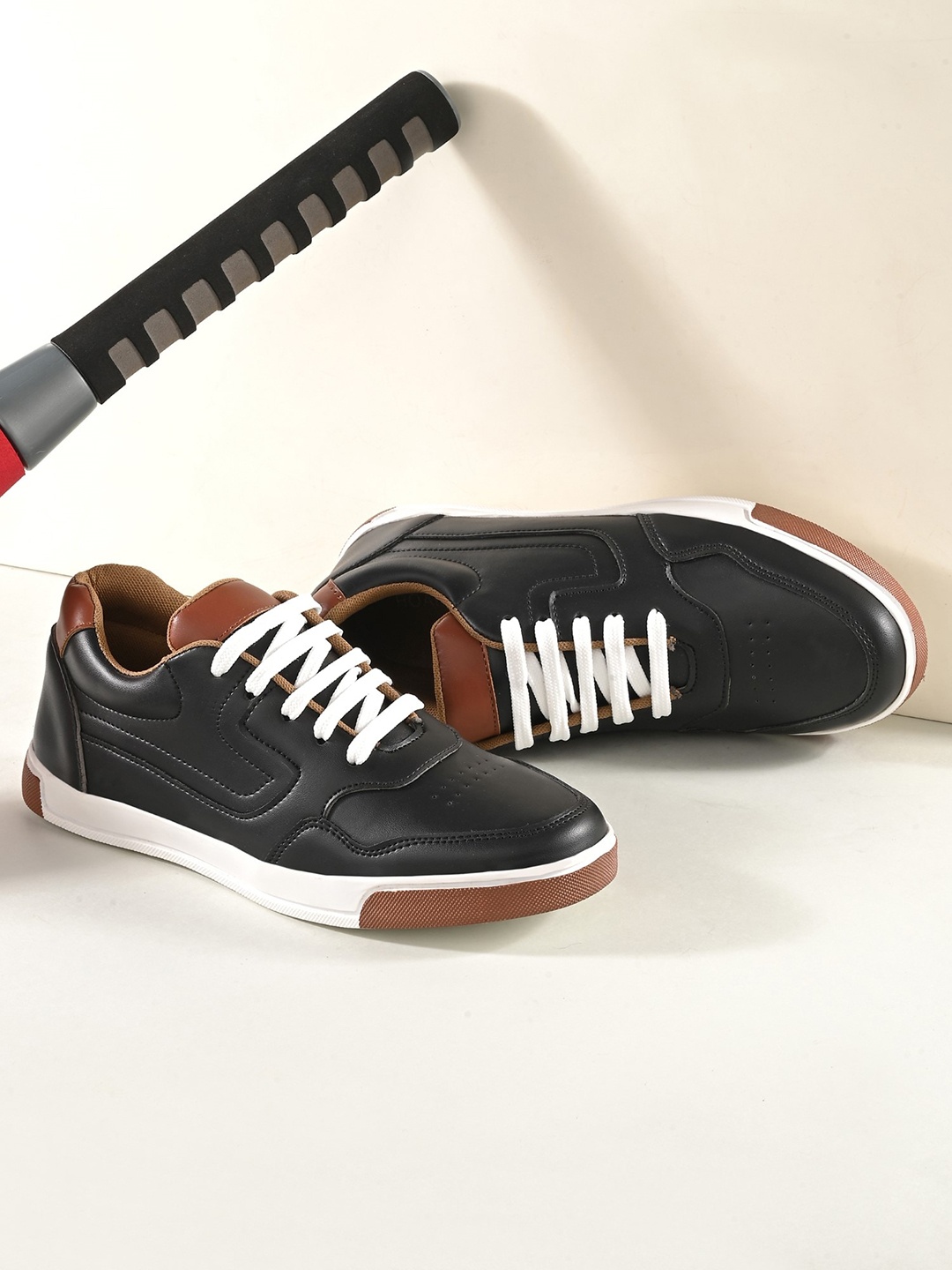 The Roadster Lifestyle Co. Men Black Lightweight Comfort Insole Contrast Sole Sneaker
The Roadster Lifestyle Co. Men Black Lightweight Comfort Insole Contrast Sole Sneaker
