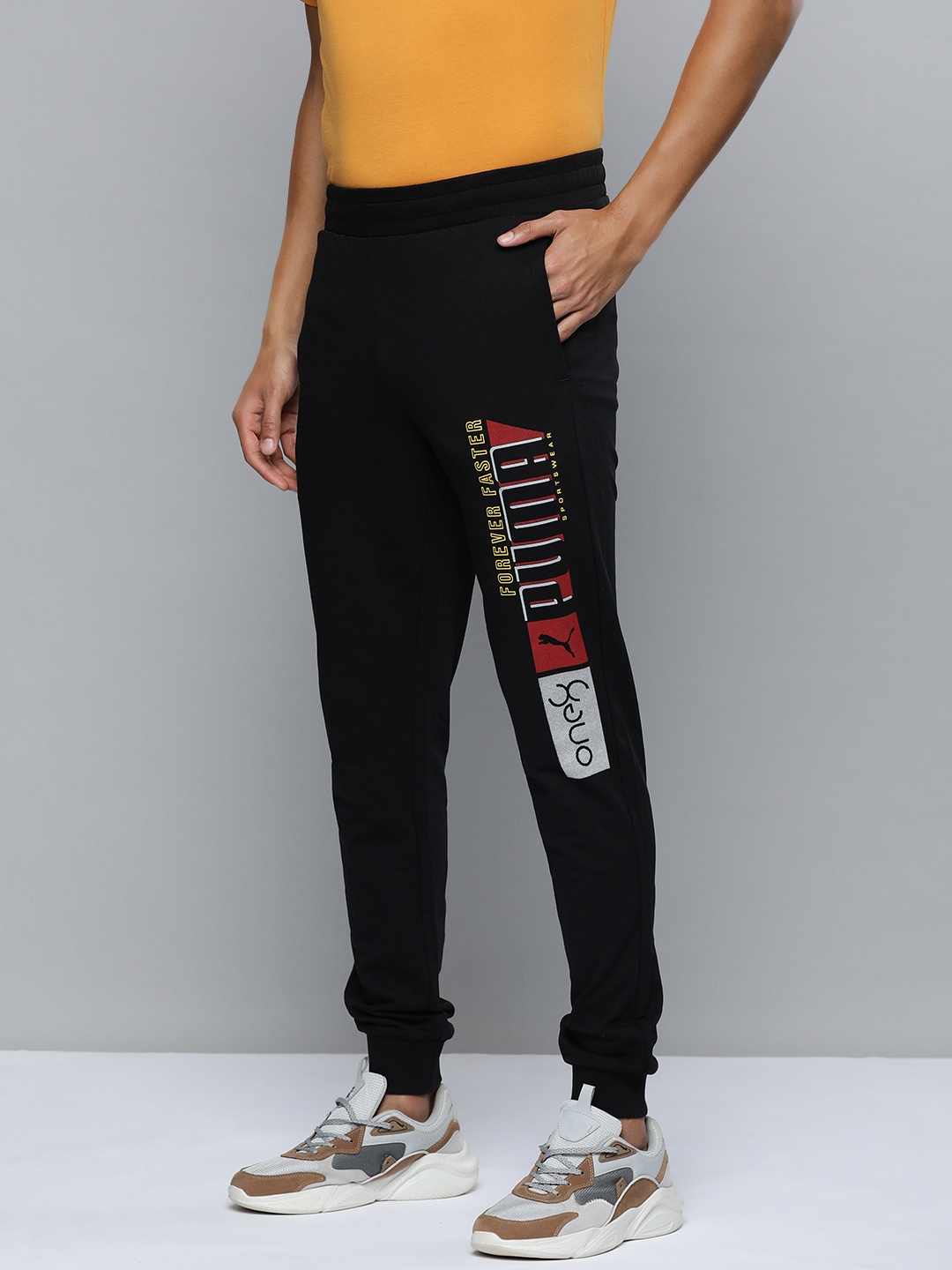one8 x PUMA Virat Kohli Men Brand Logo & Graphic Print Slim Fit Mid-Rise Sports Joggers, Black
one8 x PUMA Virat Kohli Men Brand Logo & Graphic Print Slim Fit Mid-Rise Sports Joggers, Black