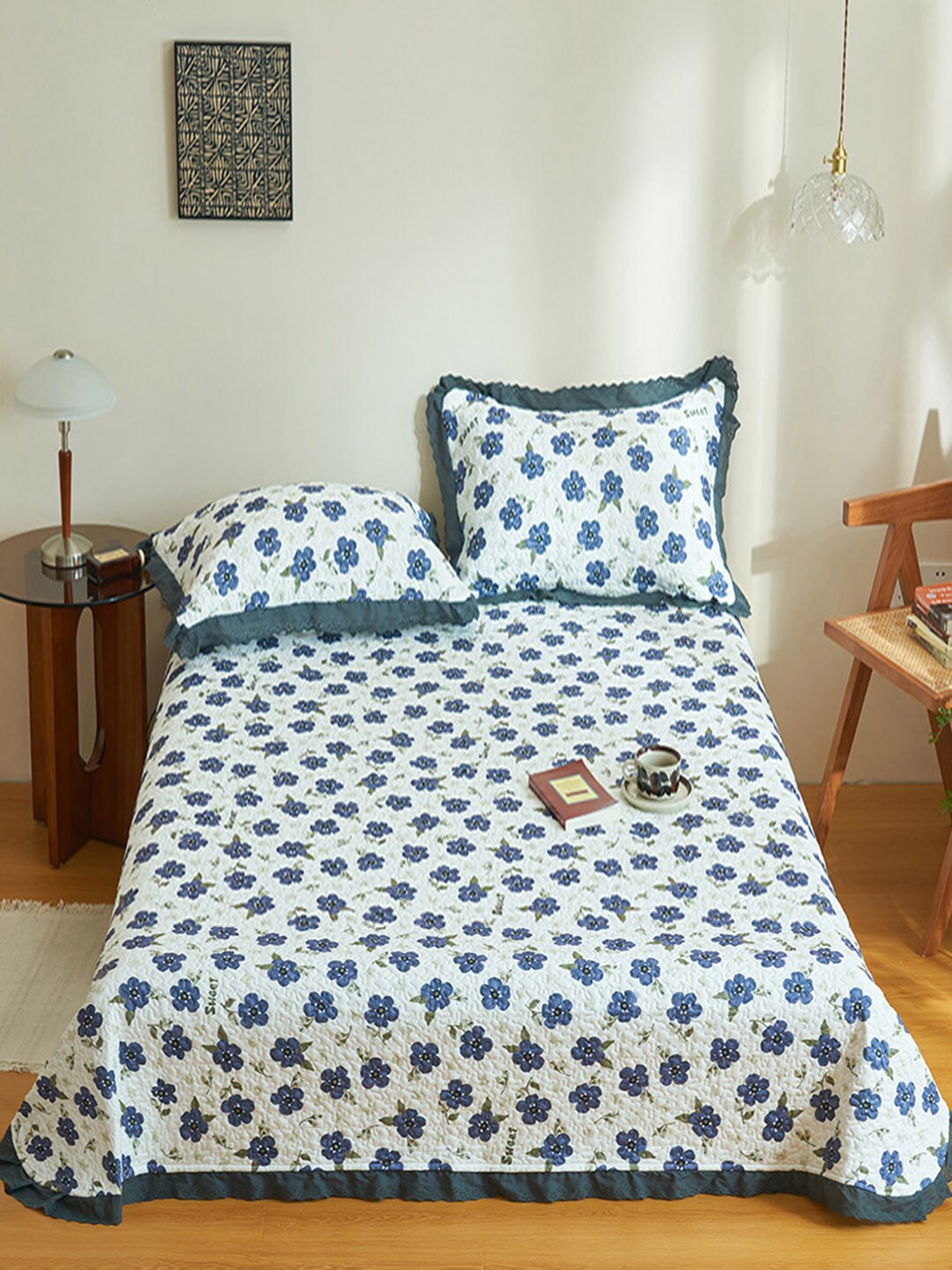 JC Collection White & Blue Floral Printed 162 TC Superking Bed Cover With 2 Pillow Covers
JC Collection White & Blue Floral Printed 162 TC Superking Bed Cover With 2 Pillow Covers