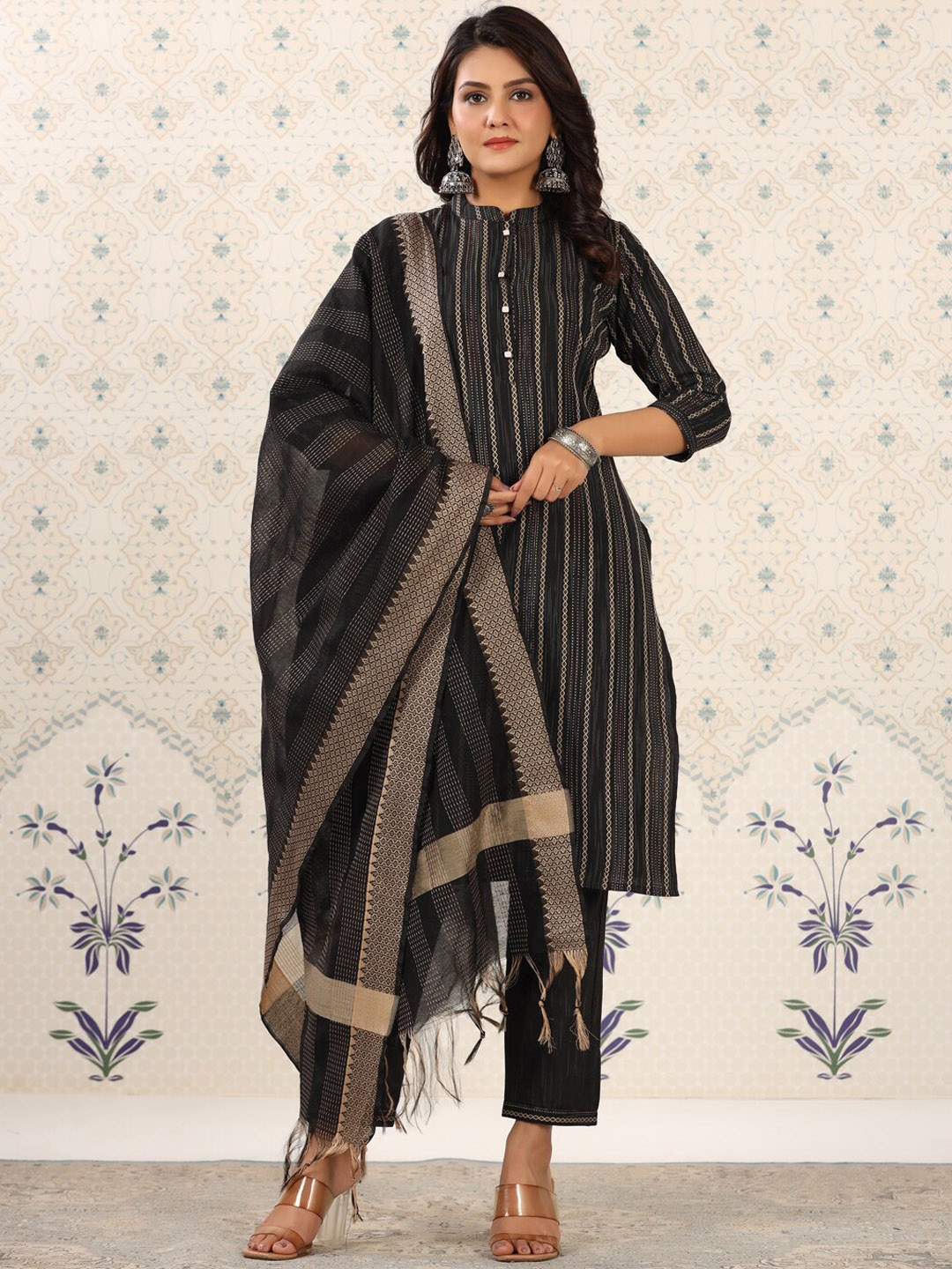 Ode by House of Pataudi Black Woven Design Pure Cotton Kurta With Trousers & Dupatta
Ode by House of Pataudi Black Woven Design Pure Cotton Kurta With Trousers & Dupatta