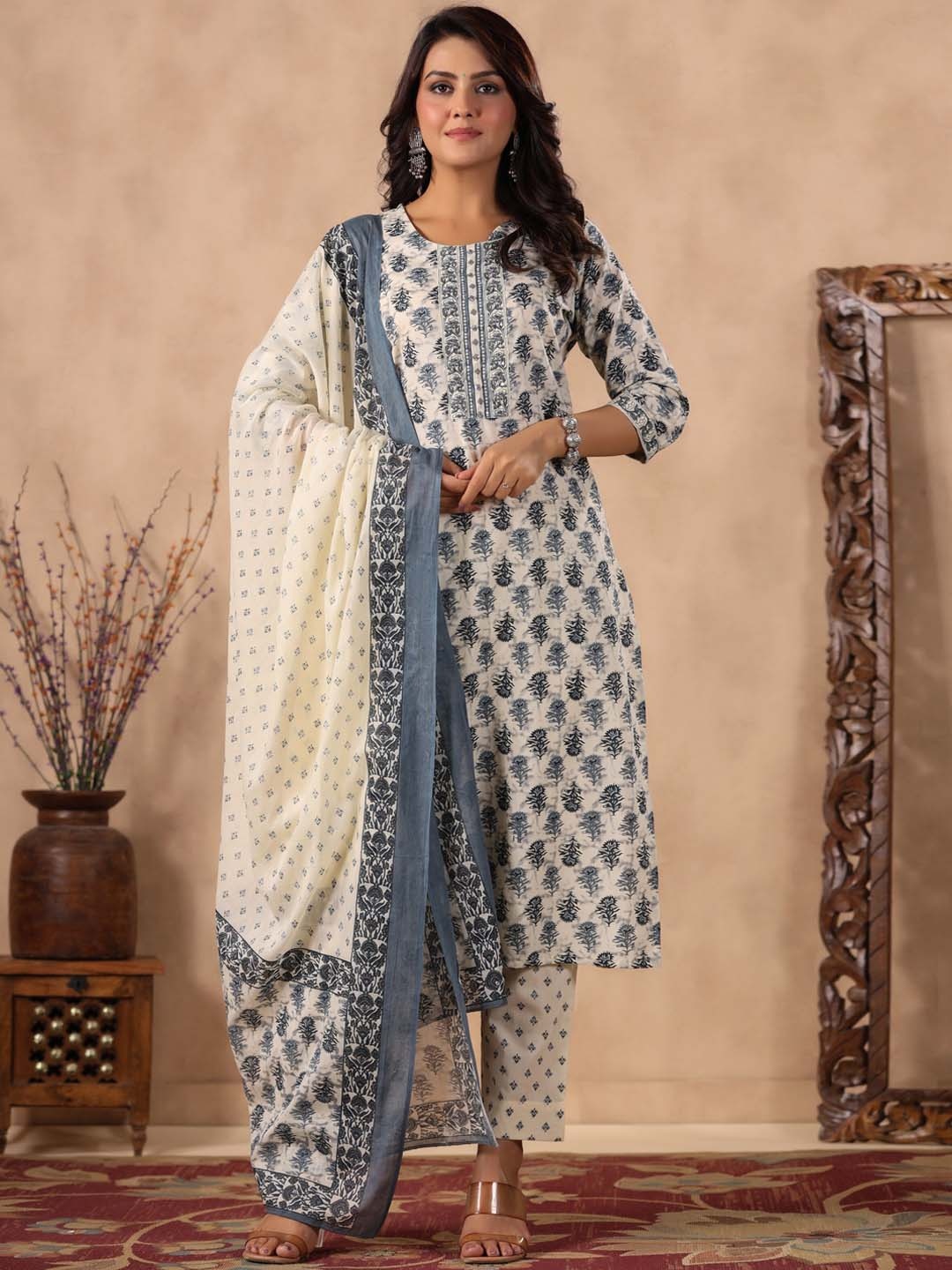 Readiprint Fashions Floral Printed Sequined Pure Cotton Kurta with Trousers & Dupatta, Grey
Readiprint Fashions Floral Printed Sequined Pure Cotton Kurta with Trousers & Dupatta, Grey