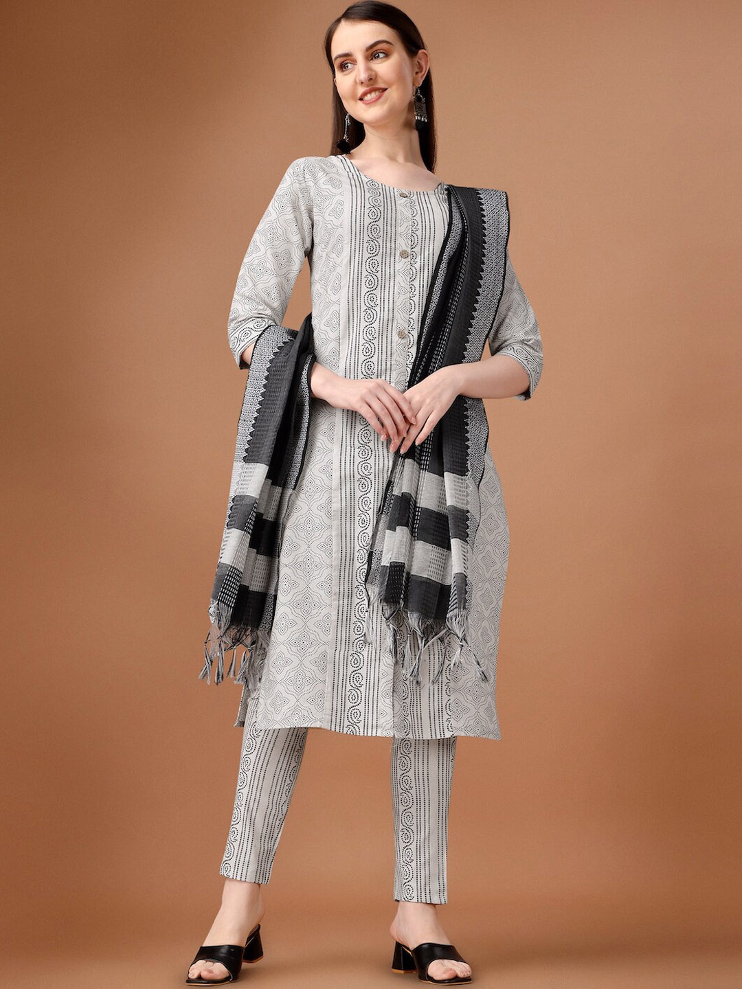 HERE&NOW White & Black Ethnic Motifs Printed Pure Cotton Kurta With Trousers & Dupatta
HERE&NOW White & Black Ethnic Motifs Printed Pure Cotton Kurta With Trousers & Dupatta