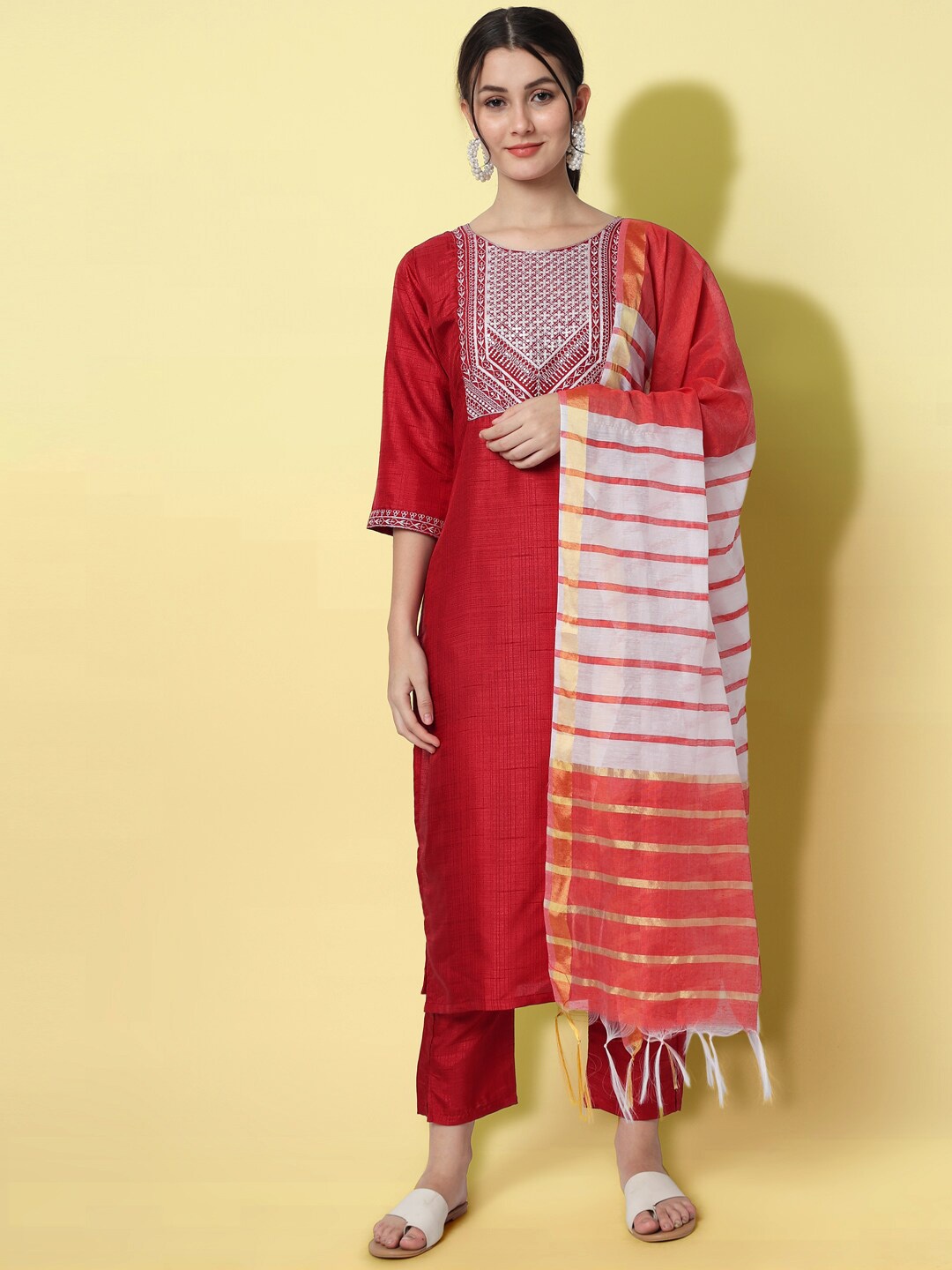 KALINI Ethnic Motifs Yoke Design Regular Thread Work Kurta with Trousers & With Dupatta, Red
KALINI Ethnic Motifs Yoke Design Regular Thread Work Kurta with Trousers & With Dupatta, Red
