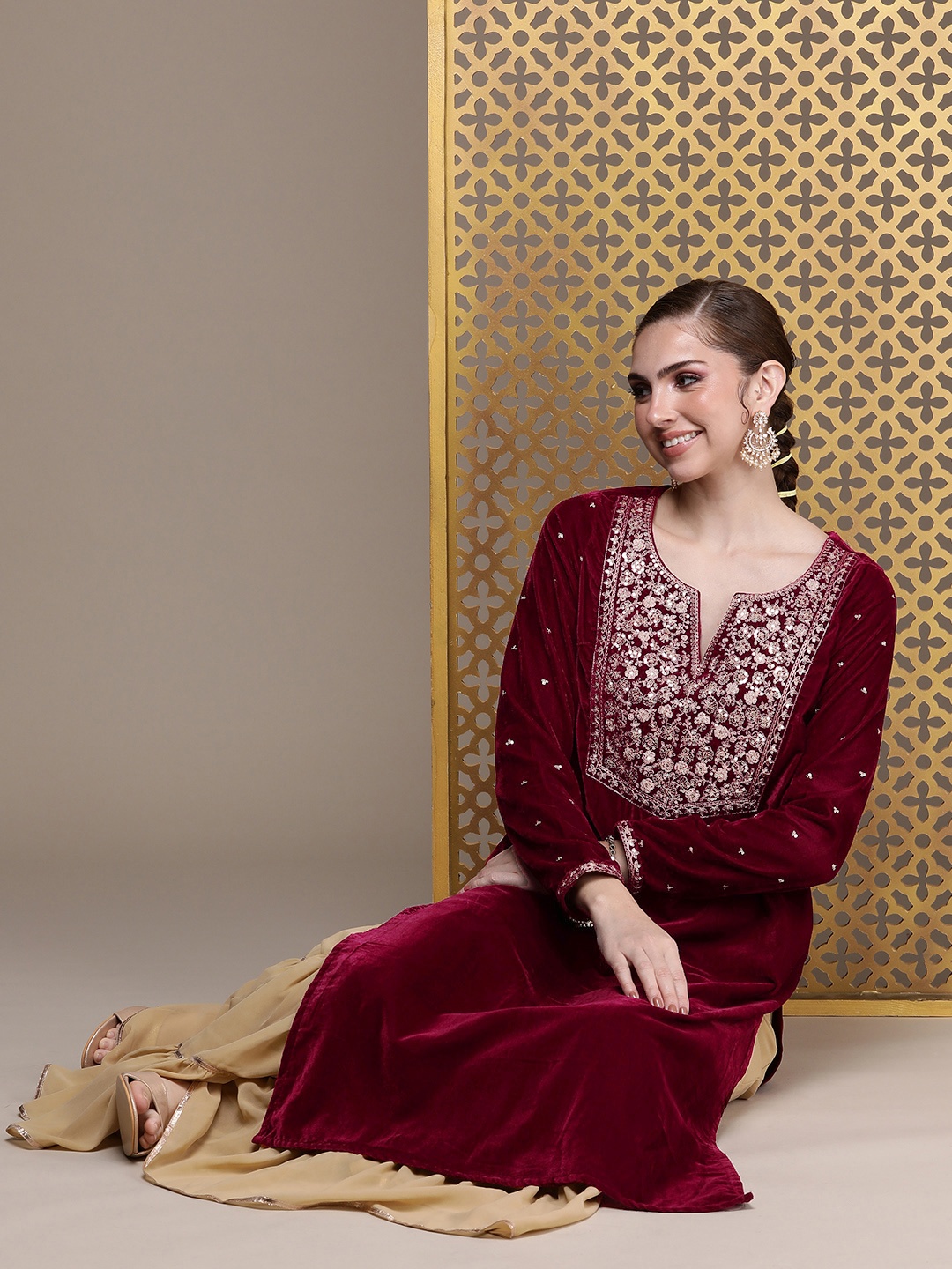 House of Pataudi Jashn Ethnic Motifs Embroidered Thread Work Velvet Kurta, Maroon
House of Pataudi Jashn Ethnic Motifs Embroidered Thread Work Velvet Kurta, Maroon