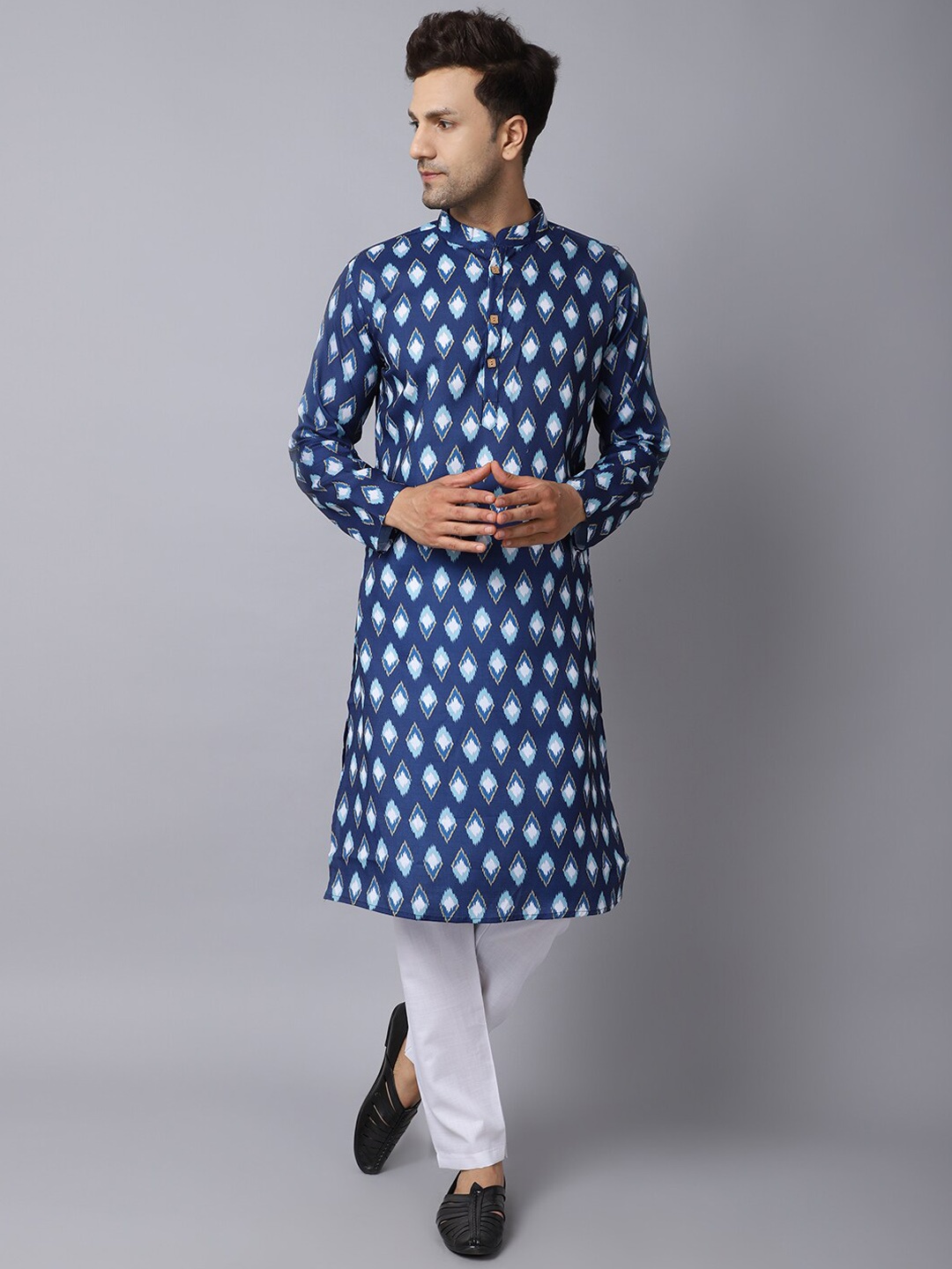 Murta Trends Mandarin Collar Geometric Printed Regular Kurta with Pyjamas, Navy blue
Murta Trends Mandarin Collar Geometric Printed Regular Kurta with Pyjamas, Navy blue