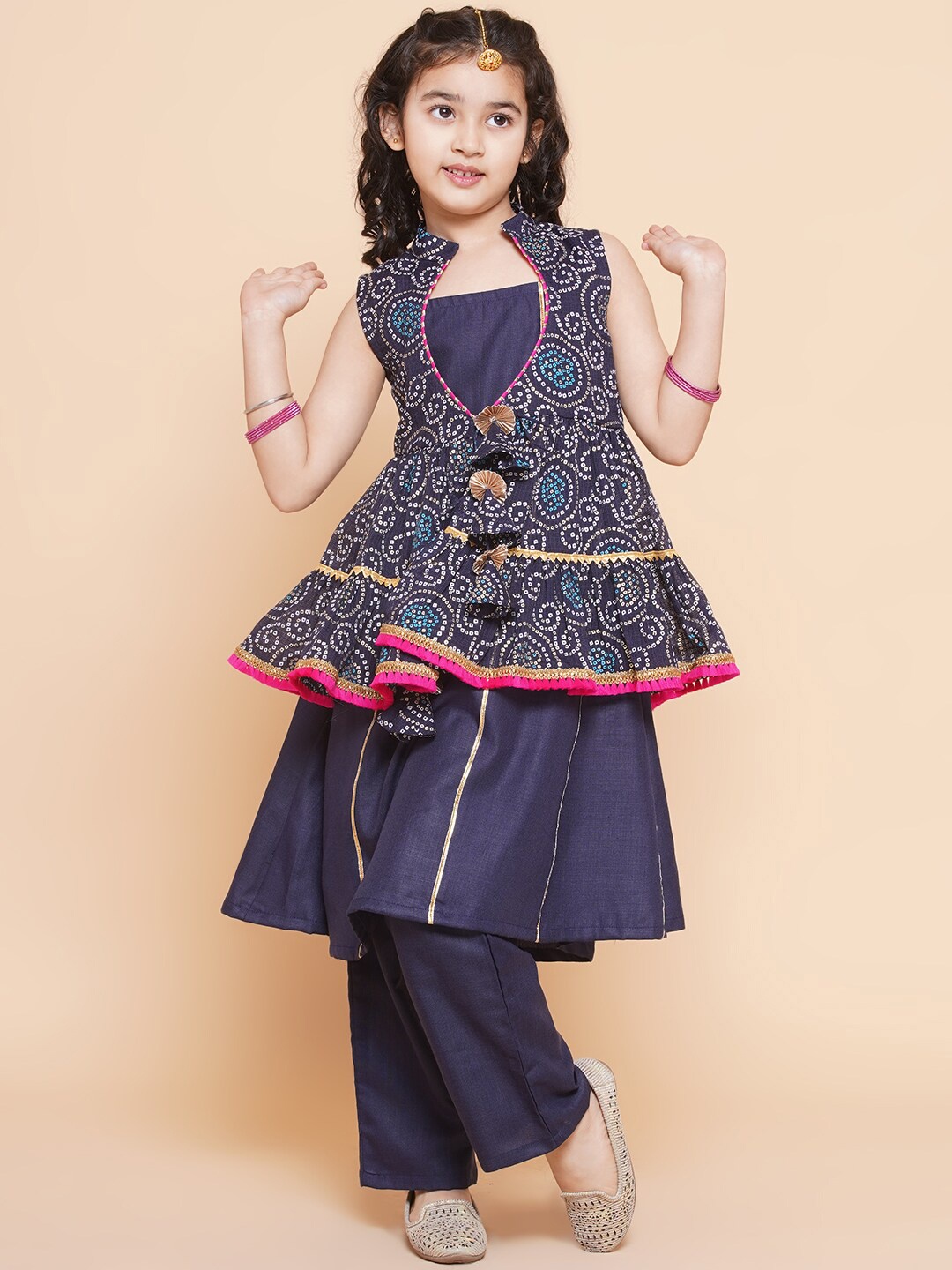 Bitiya by Bhama Girls Bandhani Printed Gotta Patti Kurta Set With Shrug, Navy blue
Bitiya by Bhama Girls Bandhani Printed Gotta Patti Kurta Set With Shrug, Navy blue
