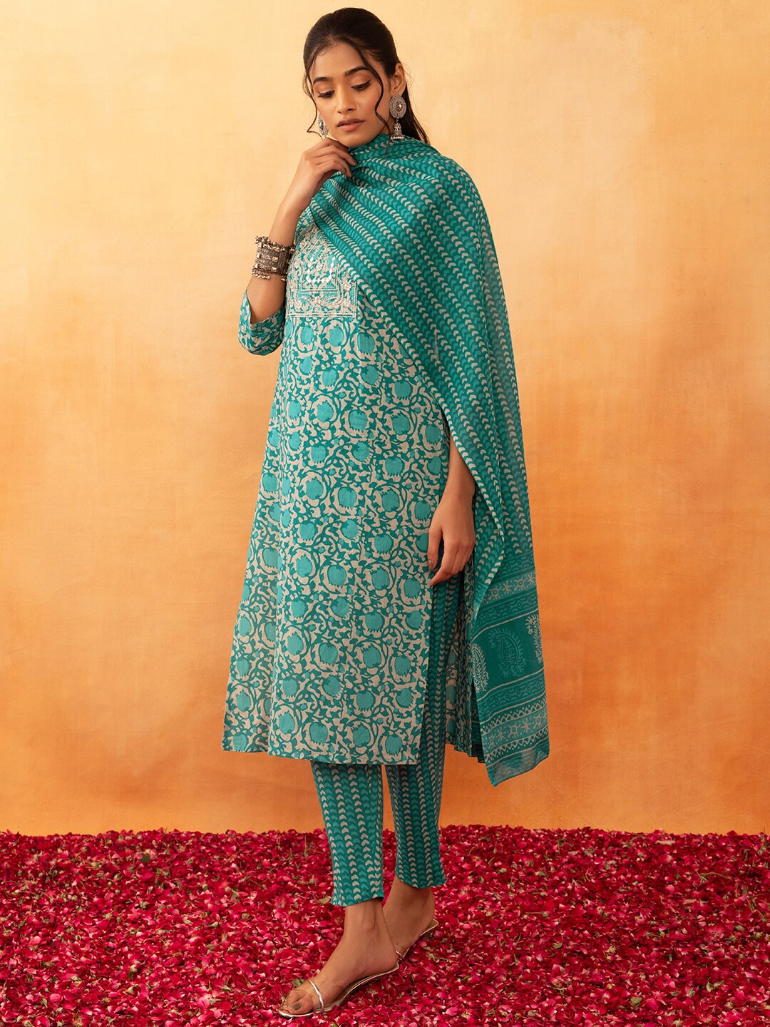 Rang by Indya Floral Printed Regular Pure Cotton Straight Kurta & Trousers With Dupatta, Green
Rang by Indya Floral Printed Regular Pure Cotton Straight Kurta & Trousers With Dupatta, Green