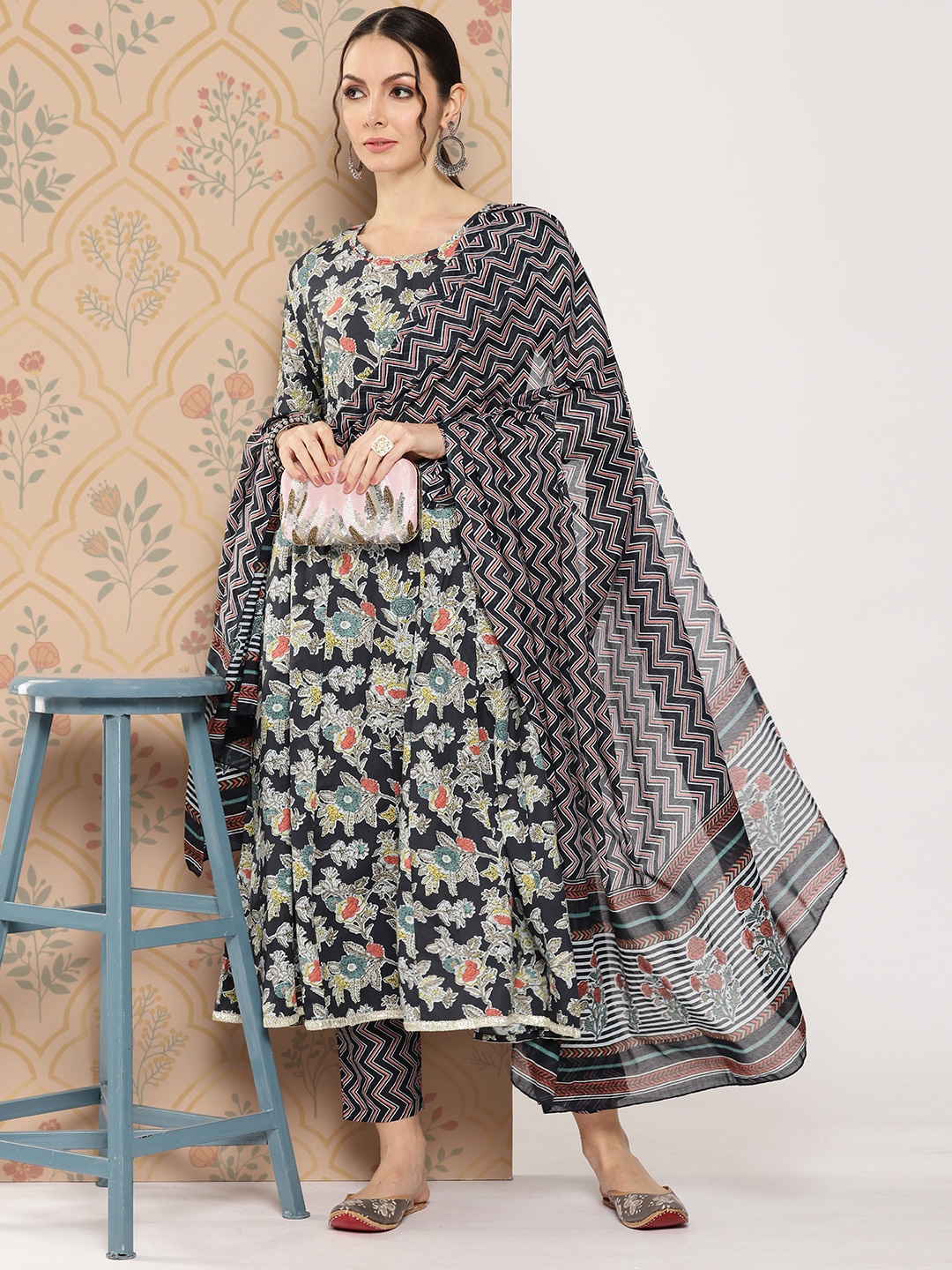 Yufta Women Floral Printed Regular Pure Cotton Kurta with Trousers & With Dupatta, Black
Yufta Women Floral Printed Regular Pure Cotton Kurta with Trousers & With Dupatta, Black