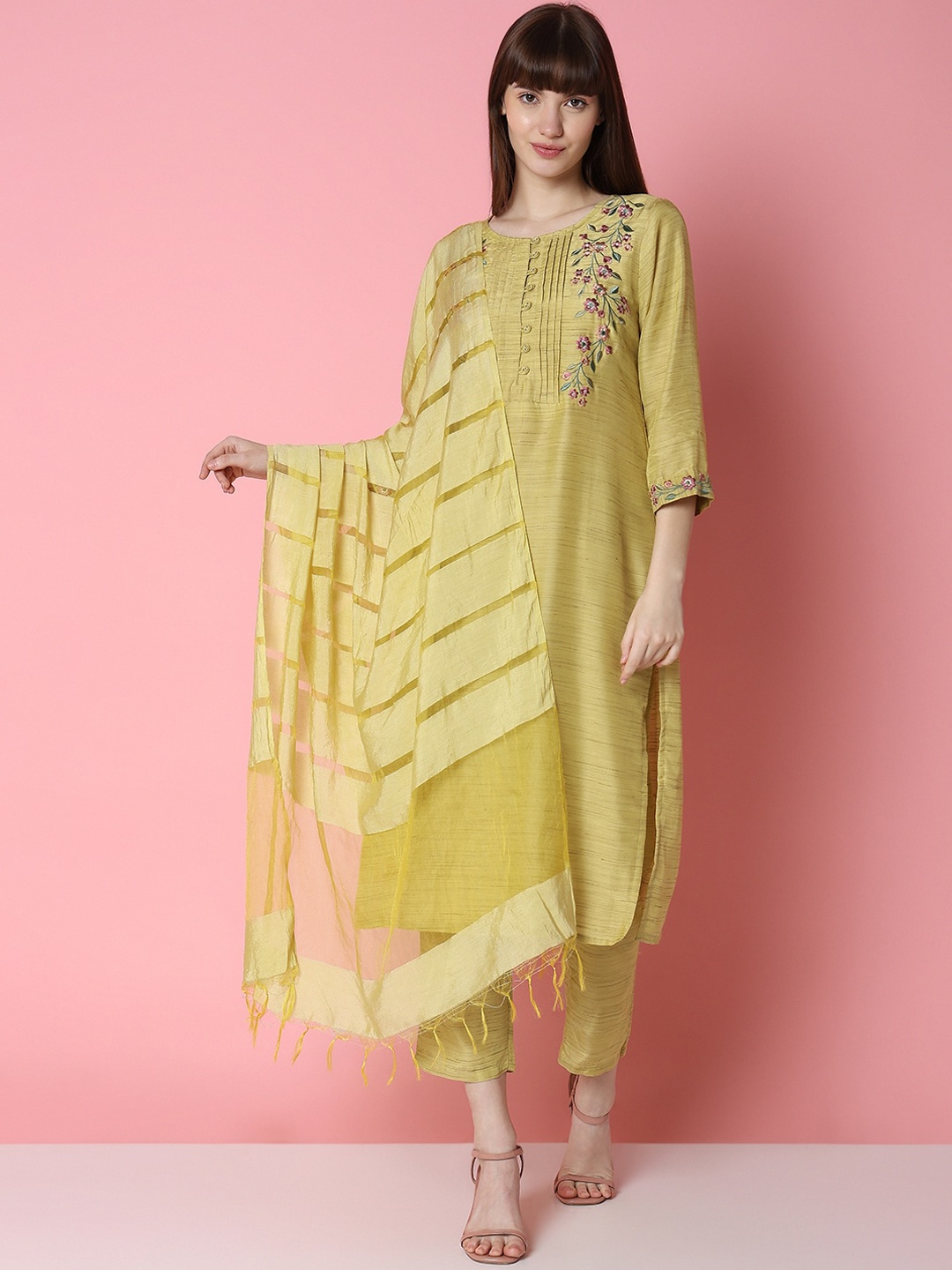 Indifusion Floral Embroidered Regular Thread Work Kurta with Trousers & With Dupatta, Yellow
Indifusion Floral Embroidered Regular Thread Work Kurta with Trousers & With Dupatta, Yellow
