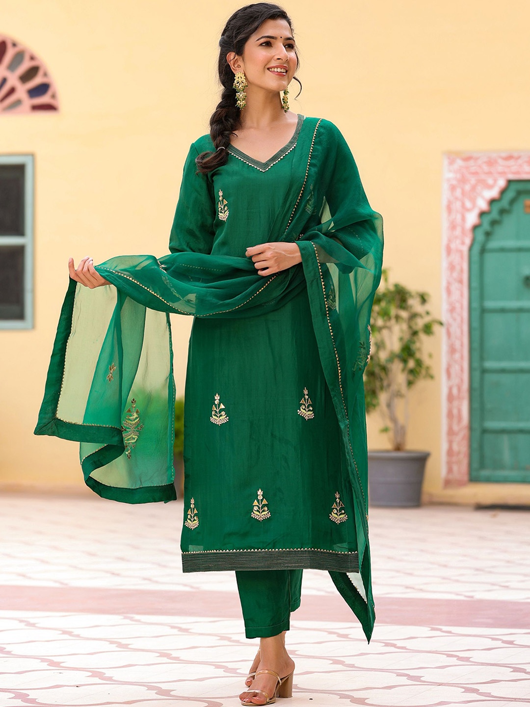 GILLORI Ethnic Motifs Embroidered Gotta Patti Kurta with Trousers & Dupatta, Green
GILLORI Ethnic Motifs Embroidered Gotta Patti Kurta with Trousers & Dupatta, Green