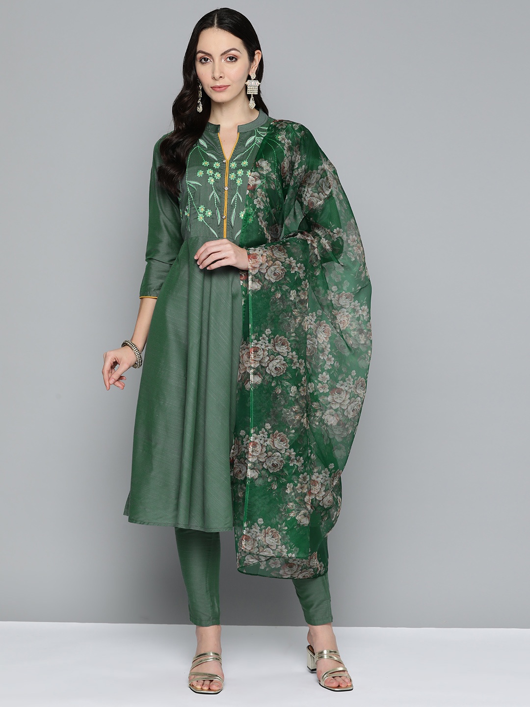 Jompers Women Floral Yoke Design Pleated Mirror Work Kurta with Trousers & With Dupatta, Green
Jompers Women Floral Yoke Design Pleated Mirror Work Kurta with Trousers & With Dupatta, Green