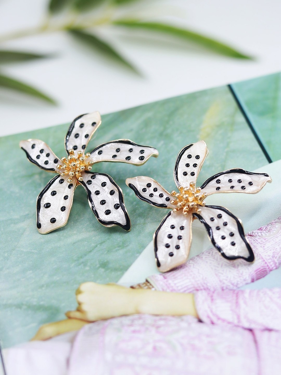 Bellofox White Flower Shaped Contemporary Studs Earrings
