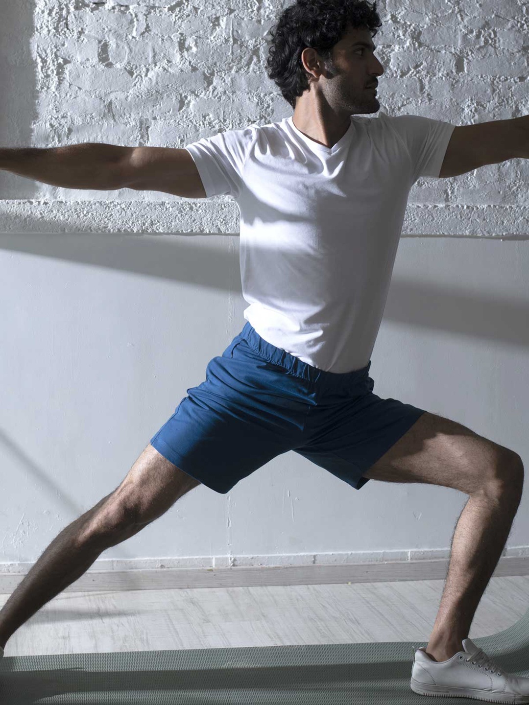 Beyours Men Mid Rise Regular Fit Shorts, Blue