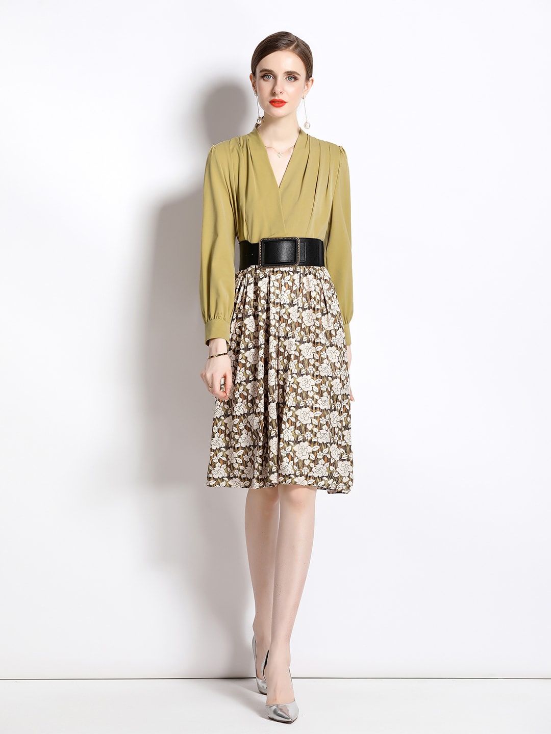 JC Collection Floral Printed V-Neck Long Cuff Sleeves Fit & Flare Dress With Belt, Khaki
JC Collection Floral Printed V-Neck Long Cuff Sleeves Fit & Flare Dress With Belt, Khaki