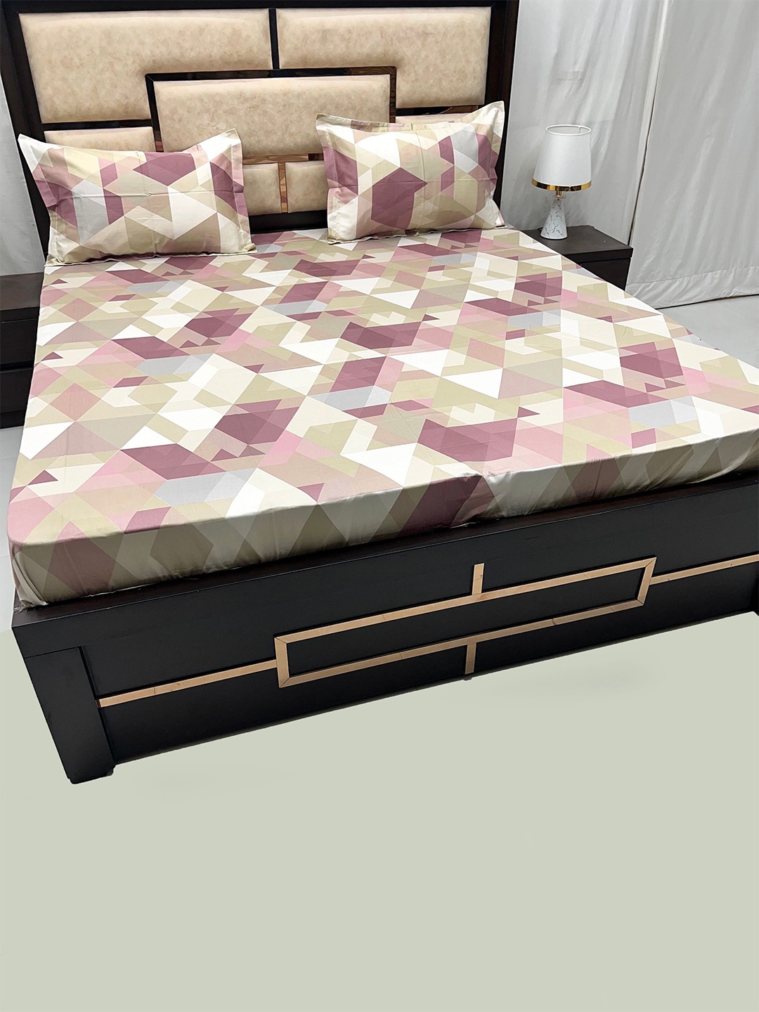 Pure Decor Divine Fur White & Pink Geometric 500 TC King Bedsheet with 2 Pillow Covers
Pure Decor Divine Fur White & Pink Geometric 500 TC King Bedsheet with 2 Pillow Covers