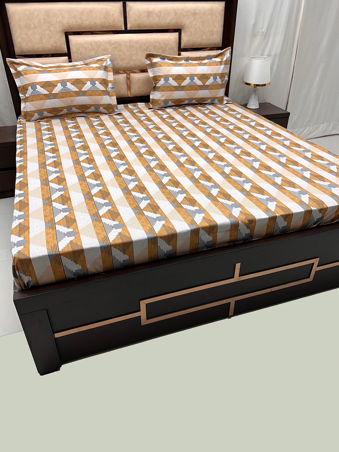 Pure Decor Velar Brown & White Geometric 400 TC King Bedsheet With 2 Pillow Covers
Pure Decor Velar Brown & White Geometric 400 TC King Bedsheet With 2 Pillow Covers