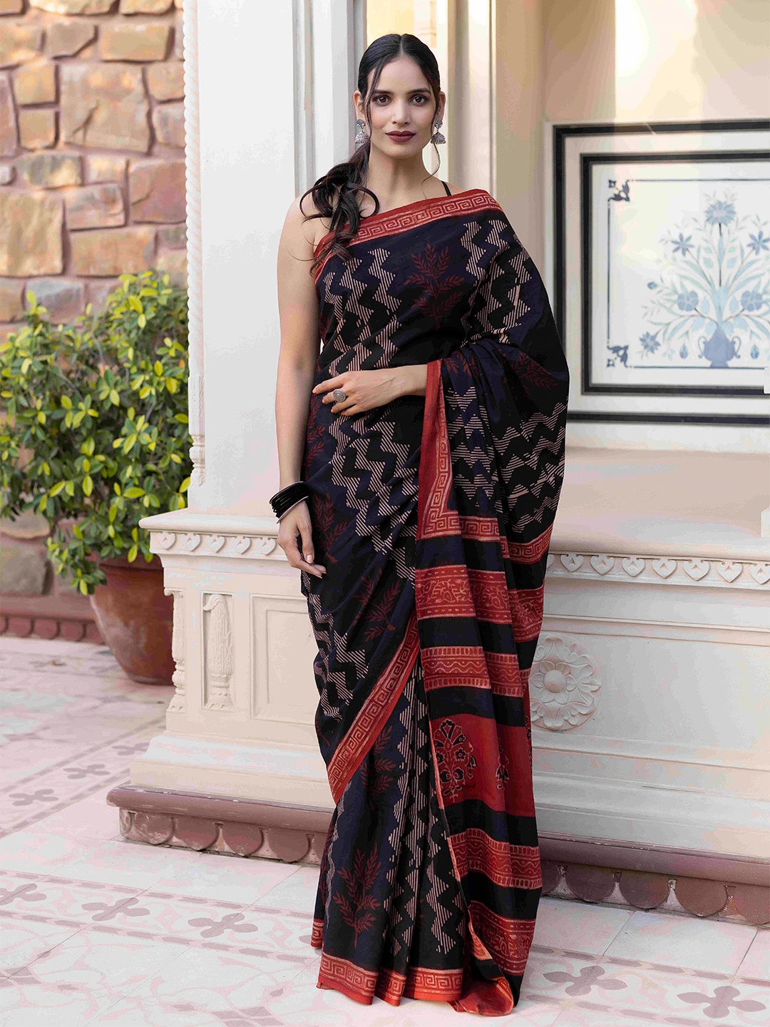 Ragavi Floral Printed Pure Cotton Saree, Black