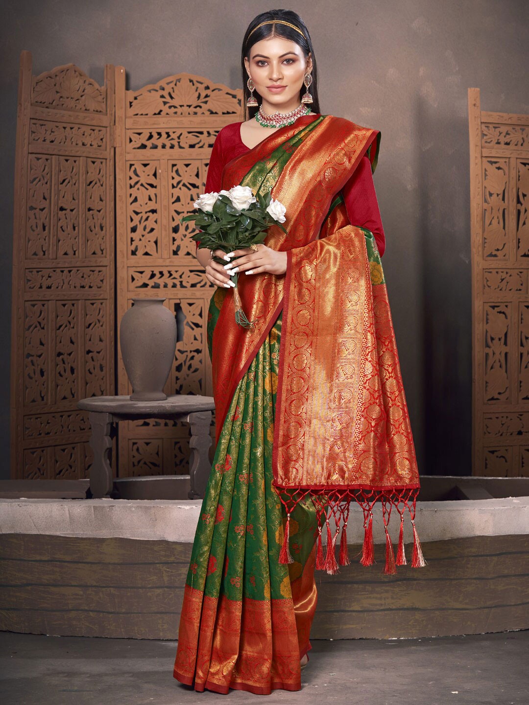 SANGAM PRINTS Ethnic Motifs Woven Design Zari Silk Blend Kanjeevaram Saree, Green
SANGAM PRINTS Ethnic Motifs Woven Design Zari Silk Blend Kanjeevaram Saree, Green