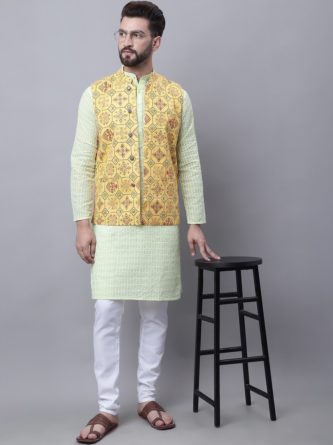 SOJANYA Men Floral Embroidered Pure Cotton Kurta With Pyjamas & Nehru Jacket, Green
SOJANYA Men Floral Embroidered Pure Cotton Kurta With Pyjamas & Nehru Jacket, Green