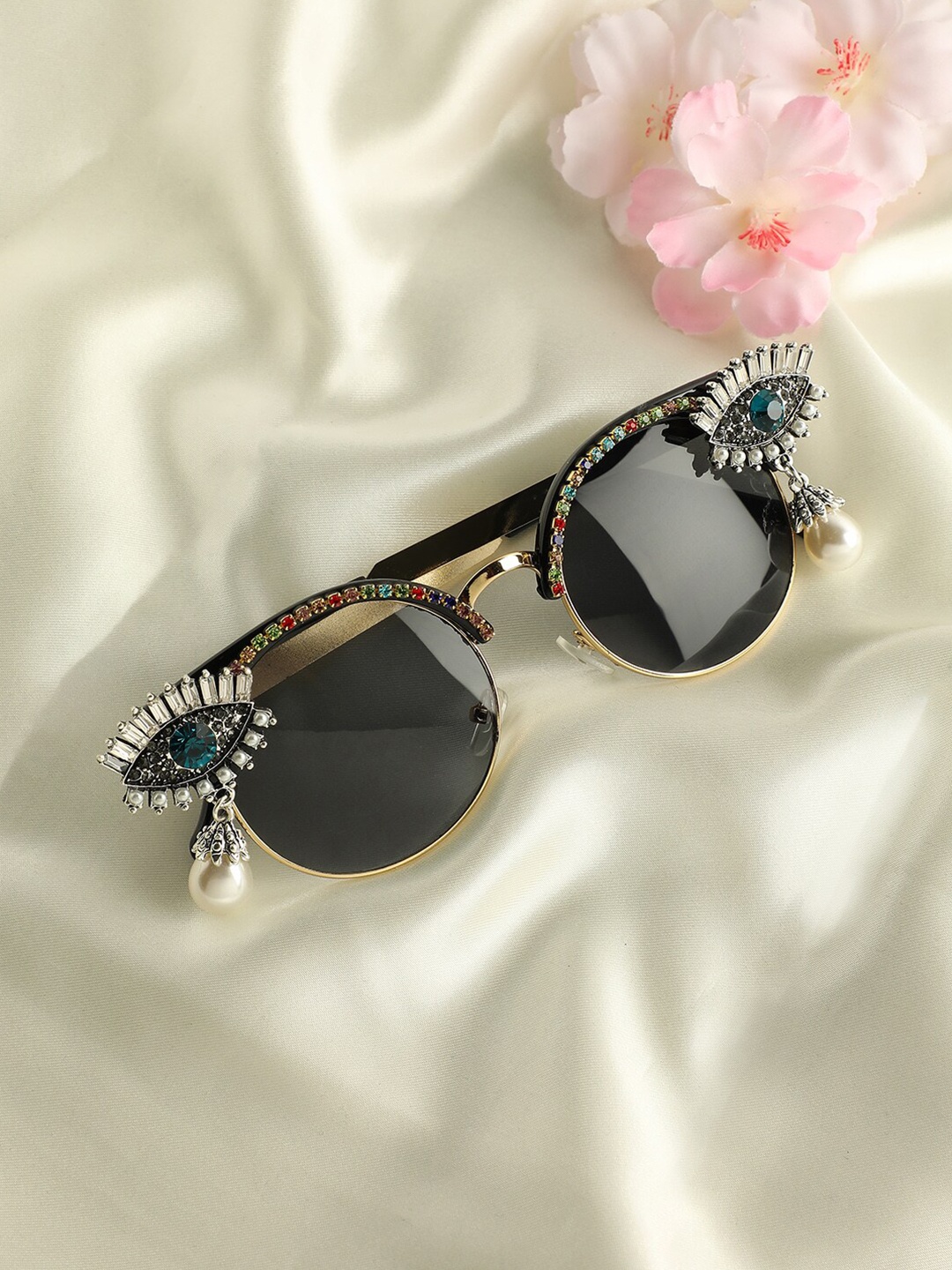 HAUTE SAUCE by Campus Sutra Women Embellished Round Sunglasses AW23_SOHISG9148, Black
HAUTE SAUCE by Campus Sutra Women Embellished Round Sunglasses AW23_SOHISG9148, Black