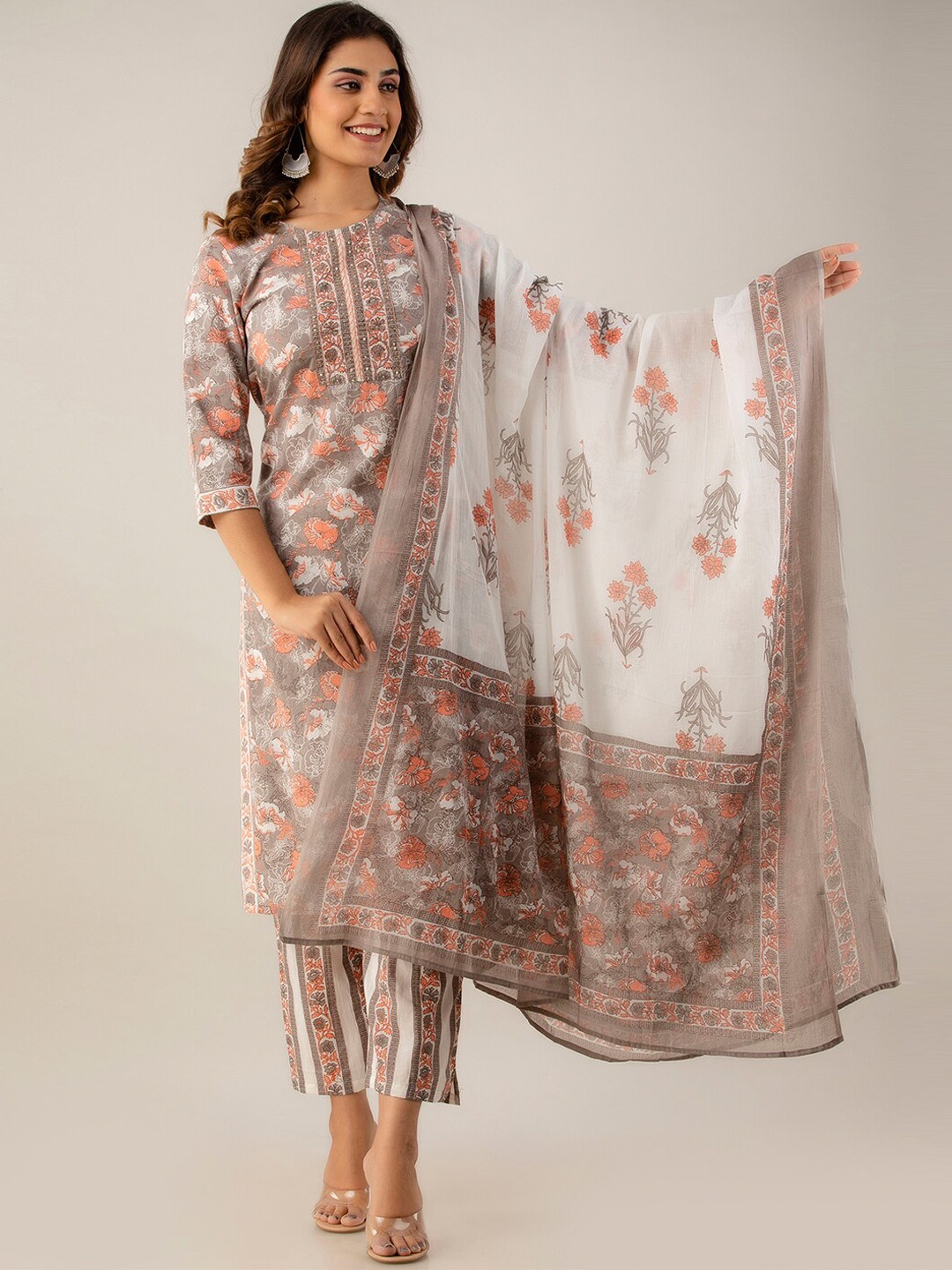 FERANOID Women Floral Printed Pure Cotton Kurta With Trousers & Dupatta, Grey
FERANOID Women Floral Printed Pure Cotton Kurta With Trousers & Dupatta, Grey